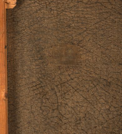 Zdjęcie nr 7: Obraz w kształcie stojącego prostokąta z przedstawieniem Matki Boskiej jako orędowniczki dusz cierpiących w czyśćcu. Kompozycja wieloplanowa, u góry i nieco w tle Maria, zwrócona nieznacznie w prawo, pochylająca się w przód, klęczy przed ukrzyżowanym Jezusem. Spogląda na syna, prawą rękę składa na piersi, lewą wyciąga w jego stronę. Jest ubrana w czerwoną suknię i granatowy płaszcz opadający daleko w tył, na głowie ma biały welon, którego koniec rozwiewa się za jej plecami; nad głową ma biały nimb w formie okręgu. Chrystus jest przybity do krzyża trzeba gwoździami – ręce powyżej głowy, nogi ugięte w kolanach, prawa nad lewą. Głowa opada mu na pierś, ciało jest wychudzone, o silnie podkreślonej anatomii, jego biodra otacza krótkie, białe perizonium, którego koniec rozwiewa się w prawą stronę. Scena rozgrywa się na skłębionych obłokach, tłem jest ciemnożółte niebo przechodzące w błękit w lewym, górnym rogu. Poniżej i bliżej widza rozgrywa się dynamiczna scena, w której dwóch aniołów wyciąga z czyśćca dusze. Anioł  po prawej stronie spogląda w dół, prawą rękę unosi ku górze, lewą łapie za nadgarstek stojącego poniżej mężczyznę. Dolną część jego ciała otacza ciemnofioletowy płaszcz,  pierś ma przepasaną cienką, czerwoną szarfą; za nim rozwiewa się brązowa tkanina. Drugi anioł leży i obiema rękami trzyma nagie dziecko, które unoszone łapie go za ramiona i zwraca się w jego stroną. Anioł ma krótkie, brązowe włosy  i granatową suknię. Poniżej, w dolnej części przedstawienia widoczny szereg nagich postaci, które otaczają czerwone, wysokie płomienie. Od lewej widoczny starzec o ciemnoszarych włosach i długiej brodzie, który lewą rękę wyciąga ku górze, obok niego kobieta o długich, brązowych włosach, która spogląda w dół przez lewy bark i prawą ręką trzyma się za głowę, dalej muskularny mężczyzna który sięga w jej stronę. Obok niego wspomniany mężczyzna wyciągany za nadgarstek przez anioła, a za nim, po obu stronach słabo widoczne dorosłe postacie. 