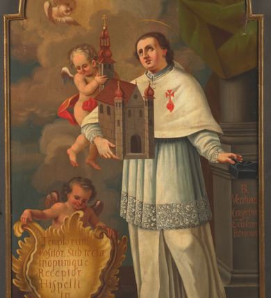 Zdjęcie nr 1: Obraz w kształcie stojącego prostokąta zamkniętego od góry łukiem nadwieszonym z uskokiem z przedstawieniem św. Ventury z modelem kościoła. Święty ukazany delikatnie z prawej strony  kompozycji, w całej postaci, zwrócony w trzech czwartych w lewo. Ma owalną twarz, duże, głęboko osadzone oczy, wąski nos i szerokie usta; krótkie, ciemnobrązowe włosy opadają mu na kark. Nad głową ma złoty nimb w formie okręgu. Prawą ręką podtrzymuje duży model kościoła na planie prostokąta z wysoką wieżą na środku fasady i dwiema niższymi flankującymi wejście po przeciwnej stronie. Wszystkie są przeprute prostokątnymi oknami i mają czerwone hełmy ze złotymi krzyżami. Model wraz z nim podtrzymuje putto, które spogląda w dół. Ma jasne, krótkie włosy, niewielkie biało-czerwono-szare skrzydła i biodra otoczone czerwoną szarfą. W lewej ręce święty trzyma czarny biret. Ventura jest ubrany w strój zakonny: biała komżę i albę dekorowaną przy rękawach i dolnej krawędzi szerokim pasem koronki, na to ma nałożony biały mucet z symbolem serca z zatkniętym krzyżem. Przed nim, w górnej części czerwony krzyż otoczony glorią promienistą i trzeba główkami anielskimi wśród obłoków. Przy dolnej krawędzi podtrzymywana przez putto rocaille’owa tarcza herbowa z napisem „Templorum Positor, Sub tecta  inopumque  Receptor Hispelli in Umbria”. Za postacią świętego widoczny fragment kolumny na wysokim cokole zasłonięty od góry zieloną, łamiącą się grubymi fałdami kotarą. Na frontowej ścianie cokołu napis „B. Ventura Confessor Exulum Patronus”. Pod stopami postaci posadzka z ułożonych naprzemiennie szarych i ciemnoczerwonych prostokątów.