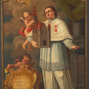 Zdjęcie nr 1: Obraz w kształcie stojącego prostokąta zamkniętego od góry łukiem nadwieszonym z uskokiem z przedstawieniem św. Ventury z modelem kościoła. Święty ukazany delikatnie z prawej strony  kompozycji, w całej postaci, zwrócony w trzech czwartych w lewo. Ma owalną twarz, duże, głęboko osadzone oczy, wąski nos i szerokie usta; krótkie, ciemnobrązowe włosy opadają mu na kark. Nad głową ma złoty nimb w formie okręgu. Prawą ręką podtrzymuje duży model kościoła na planie prostokąta z wysoką wieżą na środku fasady i dwiema niższymi flankującymi wejście po przeciwnej stronie. Wszystkie są przeprute prostokątnymi oknami i mają czerwone hełmy ze złotymi krzyżami. Model wraz z nim podtrzymuje putto, które spogląda w dół. Ma jasne, krótkie włosy, niewielkie biało-czerwono-szare skrzydła i biodra otoczone czerwoną szarfą. W lewej ręce święty trzyma czarny biret. Ventura jest ubrany w strój zakonny: biała komżę i albę dekorowaną przy rękawach i dolnej krawędzi szerokim pasem koronki, na to ma nałożony biały mucet z symbolem serca z zatkniętym krzyżem. Przed nim, w górnej części czerwony krzyż otoczony glorią promienistą i trzeba główkami anielskimi wśród obłoków. Przy dolnej krawędzi podtrzymywana przez putto rocaille’owa tarcza herbowa z napisem „Templorum Positor, Sub tecta  inopumque  Receptor Hispelli in Umbria”. Za postacią świętego widoczny fragment kolumny na wysokim cokole zasłonięty od góry zieloną, łamiącą się grubymi fałdami kotarą. Na frontowej ścianie cokołu napis „B. Ventura Confessor Exulum Patronus”. Pod stopami postaci posadzka z ułożonych naprzemiennie szarych i ciemnoczerwonych prostokątów.