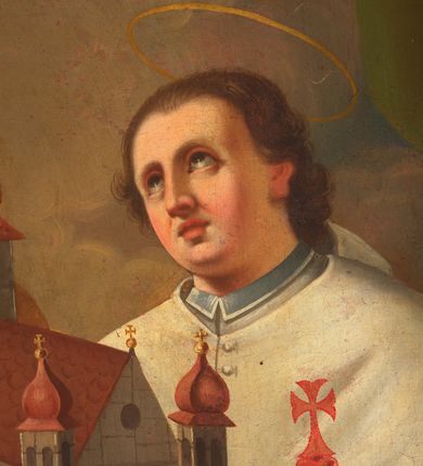 Zdjęcie nr 3: Obraz w kształcie stojącego prostokąta zamkniętego od góry łukiem nadwieszonym z uskokiem z przedstawieniem św. Ventury z modelem kościoła. Święty ukazany delikatnie z prawej strony  kompozycji, w całej postaci, zwrócony w trzech czwartych w lewo. Ma owalną twarz, duże, głęboko osadzone oczy, wąski nos i szerokie usta; krótkie, ciemnobrązowe włosy opadają mu na kark. Nad głową ma złoty nimb w formie okręgu. Prawą ręką podtrzymuje duży model kościoła na planie prostokąta z wysoką wieżą na środku fasady i dwiema niższymi flankującymi wejście po przeciwnej stronie. Wszystkie są przeprute prostokątnymi oknami i mają czerwone hełmy ze złotymi krzyżami. Model wraz z nim podtrzymuje putto, które spogląda w dół. Ma jasne, krótkie włosy, niewielkie biało-czerwono-szare skrzydła i biodra otoczone czerwoną szarfą. W lewej ręce święty trzyma czarny biret. Ventura jest ubrany w strój zakonny: biała komżę i albę dekorowaną przy rękawach i dolnej krawędzi szerokim pasem koronki, na to ma nałożony biały mucet z symbolem serca z zatkniętym krzyżem. Przed nim, w górnej części czerwony krzyż otoczony glorią promienistą i trzeba główkami anielskimi wśród obłoków. Przy dolnej krawędzi podtrzymywana przez putto rocaille’owa tarcza herbowa z napisem „Templorum Positor, Sub tecta  inopumque  Receptor Hispelli in Umbria”. Za postacią świętego widoczny fragment kolumny na wysokim cokole zasłonięty od góry zieloną, łamiącą się grubymi fałdami kotarą. Na frontowej ścianie cokołu napis „B. Ventura Confessor Exulum Patronus”. Pod stopami postaci posadzka z ułożonych naprzemiennie szarych i ciemnoczerwonych prostokątów.