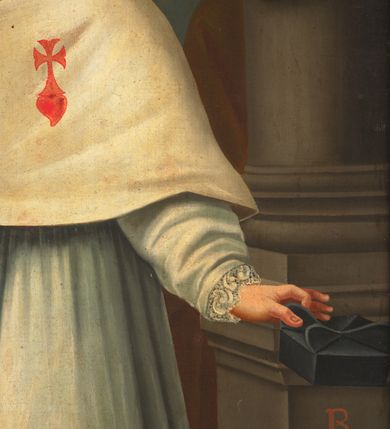 Zdjęcie nr 6: Obraz w kształcie stojącego prostokąta zamkniętego od góry łukiem nadwieszonym z uskokiem z przedstawieniem św. Ventury z modelem kościoła. Święty ukazany delikatnie z prawej strony  kompozycji, w całej postaci, zwrócony w trzech czwartych w lewo. Ma owalną twarz, duże, głęboko osadzone oczy, wąski nos i szerokie usta; krótkie, ciemnobrązowe włosy opadają mu na kark. Nad głową ma złoty nimb w formie okręgu. Prawą ręką podtrzymuje duży model kościoła na planie prostokąta z wysoką wieżą na środku fasady i dwiema niższymi flankującymi wejście po przeciwnej stronie. Wszystkie są przeprute prostokątnymi oknami i mają czerwone hełmy ze złotymi krzyżami. Model wraz z nim podtrzymuje putto, które spogląda w dół. Ma jasne, krótkie włosy, niewielkie biało-czerwono-szare skrzydła i biodra otoczone czerwoną szarfą. W lewej ręce święty trzyma czarny biret. Ventura jest ubrany w strój zakonny: biała komżę i albę dekorowaną przy rękawach i dolnej krawędzi szerokim pasem koronki, na to ma nałożony biały mucet z symbolem serca z zatkniętym krzyżem. Przed nim, w górnej części czerwony krzyż otoczony glorią promienistą i trzeba główkami anielskimi wśród obłoków. Przy dolnej krawędzi podtrzymywana przez putto rocaille’owa tarcza herbowa z napisem „Templorum Positor, Sub tecta  inopumque  Receptor Hispelli in Umbria”. Za postacią świętego widoczny fragment kolumny na wysokim cokole zasłonięty od góry zieloną, łamiącą się grubymi fałdami kotarą. Na frontowej ścianie cokołu napis „B. Ventura Confessor Exulum Patronus”. Pod stopami postaci posadzka z ułożonych naprzemiennie szarych i ciemnoczerwonych prostokątów.