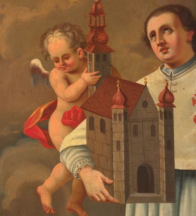 Zdjęcie nr 4: Obraz w kształcie stojącego prostokąta zamkniętego od góry łukiem nadwieszonym z uskokiem z przedstawieniem św. Ventury z modelem kościoła. Święty ukazany delikatnie z prawej strony  kompozycji, w całej postaci, zwrócony w trzech czwartych w lewo. Ma owalną twarz, duże, głęboko osadzone oczy, wąski nos i szerokie usta; krótkie, ciemnobrązowe włosy opadają mu na kark. Nad głową ma złoty nimb w formie okręgu. Prawą ręką podtrzymuje duży model kościoła na planie prostokąta z wysoką wieżą na środku fasady i dwiema niższymi flankującymi wejście po przeciwnej stronie. Wszystkie są przeprute prostokątnymi oknami i mają czerwone hełmy ze złotymi krzyżami. Model wraz z nim podtrzymuje putto, które spogląda w dół. Ma jasne, krótkie włosy, niewielkie biało-czerwono-szare skrzydła i biodra otoczone czerwoną szarfą. W lewej ręce święty trzyma czarny biret. Ventura jest ubrany w strój zakonny: biała komżę i albę dekorowaną przy rękawach i dolnej krawędzi szerokim pasem koronki, na to ma nałożony biały mucet z symbolem serca z zatkniętym krzyżem. Przed nim, w górnej części czerwony krzyż otoczony glorią promienistą i trzeba główkami anielskimi wśród obłoków. Przy dolnej krawędzi podtrzymywana przez putto rocaille’owa tarcza herbowa z napisem „Templorum Positor, Sub tecta  inopumque  Receptor Hispelli in Umbria”. Za postacią świętego widoczny fragment kolumny na wysokim cokole zasłonięty od góry zieloną, łamiącą się grubymi fałdami kotarą. Na frontowej ścianie cokołu napis „B. Ventura Confessor Exulum Patronus”. Pod stopami postaci posadzka z ułożonych naprzemiennie szarych i ciemnoczerwonych prostokątów.