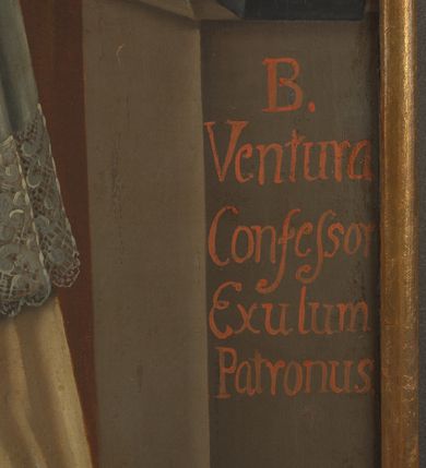 Zdjęcie nr 8: Obraz w kształcie stojącego prostokąta zamkniętego od góry łukiem nadwieszonym z uskokiem z przedstawieniem św. Ventury z modelem kościoła. Święty ukazany delikatnie z prawej strony  kompozycji, w całej postaci, zwrócony w trzech czwartych w lewo. Ma owalną twarz, duże, głęboko osadzone oczy, wąski nos i szerokie usta; krótkie, ciemnobrązowe włosy opadają mu na kark. Nad głową ma złoty nimb w formie okręgu. Prawą ręką podtrzymuje duży model kościoła na planie prostokąta z wysoką wieżą na środku fasady i dwiema niższymi flankującymi wejście po przeciwnej stronie. Wszystkie są przeprute prostokątnymi oknami i mają czerwone hełmy ze złotymi krzyżami. Model wraz z nim podtrzymuje putto, które spogląda w dół. Ma jasne, krótkie włosy, niewielkie biało-czerwono-szare skrzydła i biodra otoczone czerwoną szarfą. W lewej ręce święty trzyma czarny biret. Ventura jest ubrany w strój zakonny: biała komżę i albę dekorowaną przy rękawach i dolnej krawędzi szerokim pasem koronki, na to ma nałożony biały mucet z symbolem serca z zatkniętym krzyżem. Przed nim, w górnej części czerwony krzyż otoczony glorią promienistą i trzeba główkami anielskimi wśród obłoków. Przy dolnej krawędzi podtrzymywana przez putto rocaille’owa tarcza herbowa z napisem „Templorum Positor, Sub tecta  inopumque  Receptor Hispelli in Umbria”. Za postacią świętego widoczny fragment kolumny na wysokim cokole zasłonięty od góry zieloną, łamiącą się grubymi fałdami kotarą. Na frontowej ścianie cokołu napis „B. Ventura Confessor Exulum Patronus”. Pod stopami postaci posadzka z ułożonych naprzemiennie szarych i ciemnoczerwonych prostokątów.