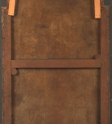 Zdjęcie nr 9: Obraz w kształcie stojącego prostokąta zamkniętego od góry łukiem nadwieszonym z uskokiem z przedstawieniem św. Ventury z modelem kościoła. Święty ukazany delikatnie z prawej strony  kompozycji, w całej postaci, zwrócony w trzech czwartych w lewo. Ma owalną twarz, duże, głęboko osadzone oczy, wąski nos i szerokie usta; krótkie, ciemnobrązowe włosy opadają mu na kark. Nad głową ma złoty nimb w formie okręgu. Prawą ręką podtrzymuje duży model kościoła na planie prostokąta z wysoką wieżą na środku fasady i dwiema niższymi flankującymi wejście po przeciwnej stronie. Wszystkie są przeprute prostokątnymi oknami i mają czerwone hełmy ze złotymi krzyżami. Model wraz z nim podtrzymuje putto, które spogląda w dół. Ma jasne, krótkie włosy, niewielkie biało-czerwono-szare skrzydła i biodra otoczone czerwoną szarfą. W lewej ręce święty trzyma czarny biret. Ventura jest ubrany w strój zakonny: biała komżę i albę dekorowaną przy rękawach i dolnej krawędzi szerokim pasem koronki, na to ma nałożony biały mucet z symbolem serca z zatkniętym krzyżem. Przed nim, w górnej części czerwony krzyż otoczony glorią promienistą i trzeba główkami anielskimi wśród obłoków. Przy dolnej krawędzi podtrzymywana przez putto rocaille’owa tarcza herbowa z napisem „Templorum Positor, Sub tecta  inopumque  Receptor Hispelli in Umbria”. Za postacią świętego widoczny fragment kolumny na wysokim cokole zasłonięty od góry zieloną, łamiącą się grubymi fałdami kotarą. Na frontowej ścianie cokołu napis „B. Ventura Confessor Exulum Patronus”. Pod stopami postaci posadzka z ułożonych naprzemiennie szarych i ciemnoczerwonych prostokątów.