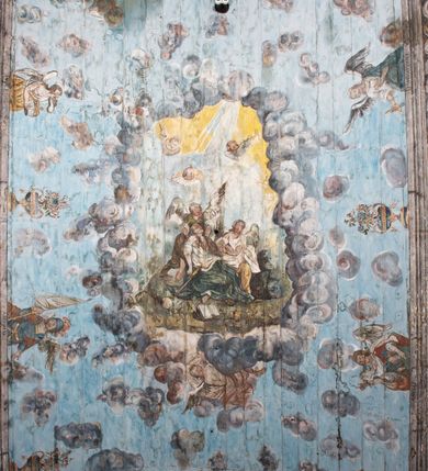 Zdjęcie nr 3: Kościół drewniany o konstrukcji zrębowej, elewacje jednolite, szalowane gontem. Wieża oraz kruchty zachodnia i południowa o konstrukcji słupowo-ramowej, kruchty szalowane deskami. Więźba dachowa drewniana, krokwiowa. Budynek na kamiennym podmurowaniu. 
Kościół orientowany, jednonawowy, nawa na rzucie prostokąta, prezbiterium węższe, wydłużone, zakończone trójbocznie. Do północnej ściany prezbiterium przylega zakrystia o wschodniej ścianie skośnej, będącej przedłużeniem bocznej ściany apsydy. 
Przy zachodniej ścianie nawy wieża na planie zbliżonym do kwadratu o wtórnym podziale na sale wystawiennicze (w przyziemiu wieży muzeum). Przy nawie od południa i przy wieży od frontu kruchty na planie kwadratu. 
Pomiędzy nawą a prezbiterium otwór tęczowy. 
Wnętrze nawy i prezbiterium nakryte pozornym sklepieniem kolebkowym, z zaskrzynieniami w nawie, podpartymi filarami o żłobkowanych trzonach, na cokołach, po trzy z każdej strony. Skrajem zaskrzynień nawy oraz górą ścian prezbiterium biegnie dekoracyjny gzyms drewniany, podparty w węgłach apsydy prezbiterialnej żłobkowanymi pilastrami. Łuk tęczowy półkolisty, wsparty na drewnianych konsolach. Otwory drzwiowe o prostokątnym wykroju zamknięte drzwiami obitymi deskami z metalowymi okuciami z prezbiterium do zakrystii, z nawy do kruchty południowej i z nawy do wieży. Okna w formie stojącego prostokąta zamkniętego łukiem odcinkowym, dwa w południowej ścianie prezbiterium, a w północnej dwa ślepe oraz cztery pary okien w północnej i południowej ścianie nawy. Na zamknięciu prezbiterium okulus z witrażem. Parapet chóru muzycznego w zachodniej części nawy, wsparty na dwóch drewnianych filarach, z wejściem z nawy po drabiniastych schodach z balustradą. Ściany i sklepienia pokryte polichromią z iluzjonistyczną architekturą i scenami figuralnymi. Posadzka kamienna.
Elewacja frontowa jednoosiowa. Na osi wejście do kruchty zachodniej. Korpus wieży o pochyłych ścianach, silnie zwężających się ku górze, zwieńczonych izbicą, ozdobioną u dołu koronką w formie zębów z frędzlami. Ściany kościoła, oprócz zakrystii i krucht szalowanych deskami, osłonięte rzędami gontów i opatrzone u dołu fartuchami. Na elewacji wschodniej ogrójec. 
Dach wyniosły, wspólny dla nawy i prezbiterium, hełm wieży cebulasty z latarnią, a w połowie długości dachu, nad nawą, wbudowana wieżyczka na sygnaturkę, wszystko kryte gontem. Kruchty nakryte osobnymi daszkami hełmowymi, baniastymi, krytymi gontem. 

Wokół kościoła rośnie starodrzew. Plac zamknięty kamiennym murem nakrytym drewnianym daszkiem dwuspadowym z 2 bramami i z 14 wieżyczkami (kapliczki-stacyjki) nakrytymi daszkami drewnianymi czterospadowymi. 