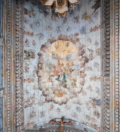 Zdjęcie nr 5: Kościół drewniany o konstrukcji zrębowej, elewacje jednolite, szalowane gontem. Wieża oraz kruchty zachodnia i południowa o konstrukcji słupowo-ramowej, kruchty szalowane deskami. Więźba dachowa drewniana, krokwiowa. Budynek na kamiennym podmurowaniu. 
Kościół orientowany, jednonawowy, nawa na rzucie prostokąta, prezbiterium węższe, wydłużone, zakończone trójbocznie. Do północnej ściany prezbiterium przylega zakrystia o wschodniej ścianie skośnej, będącej przedłużeniem bocznej ściany apsydy. 
Przy zachodniej ścianie nawy wieża na planie zbliżonym do kwadratu o wtórnym podziale na sale wystawiennicze (w przyziemiu wieży muzeum). Przy nawie od południa i przy wieży od frontu kruchty na planie kwadratu. 
Pomiędzy nawą a prezbiterium otwór tęczowy. 
Wnętrze nawy i prezbiterium nakryte pozornym sklepieniem kolebkowym, z zaskrzynieniami w nawie, podpartymi filarami o żłobkowanych trzonach, na cokołach, po trzy z każdej strony. Skrajem zaskrzynień nawy oraz górą ścian prezbiterium biegnie dekoracyjny gzyms drewniany, podparty w węgłach apsydy prezbiterialnej żłobkowanymi pilastrami. Łuk tęczowy półkolisty, wsparty na drewnianych konsolach. Otwory drzwiowe o prostokątnym wykroju zamknięte drzwiami obitymi deskami z metalowymi okuciami z prezbiterium do zakrystii, z nawy do kruchty południowej i z nawy do wieży. Okna w formie stojącego prostokąta zamkniętego łukiem odcinkowym, dwa w południowej ścianie prezbiterium, a w północnej dwa ślepe oraz cztery pary okien w północnej i południowej ścianie nawy. Na zamknięciu prezbiterium okulus z witrażem. Parapet chóru muzycznego w zachodniej części nawy, wsparty na dwóch drewnianych filarach, z wejściem z nawy po drabiniastych schodach z balustradą. Ściany i sklepienia pokryte polichromią z iluzjonistyczną architekturą i scenami figuralnymi. Posadzka kamienna.
Elewacja frontowa jednoosiowa. Na osi wejście do kruchty zachodniej. Korpus wieży o pochyłych ścianach, silnie zwężających się ku górze, zwieńczonych izbicą, ozdobioną u dołu koronką w formie zębów z frędzlami. Ściany kościoła, oprócz zakrystii i krucht szalowanych deskami, osłonięte rzędami gontów i opatrzone u dołu fartuchami. Na elewacji wschodniej ogrójec. 
Dach wyniosły, wspólny dla nawy i prezbiterium, hełm wieży cebulasty z latarnią, a w połowie długości dachu, nad nawą, wbudowana wieżyczka na sygnaturkę, wszystko kryte gontem. Kruchty nakryte osobnymi daszkami hełmowymi, baniastymi, krytymi gontem. 

Wokół kościoła rośnie starodrzew. Plac zamknięty kamiennym murem nakrytym drewnianym daszkiem dwuspadowym z 2 bramami i z 14 wieżyczkami (kapliczki-stacyjki) nakrytymi daszkami drewnianymi czterospadowymi. 