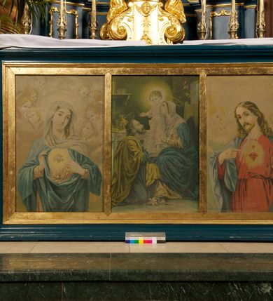 Zdjęcie nr 3: Ołtarz prostopadłościenny, z drewnianą mensą. W polu antepedium trzy przedstawienia: Najświętszego Serca Marii, Świętej Rodziny oraz Najświętszego Serca Jezusa, każde ujęte złoconą ramą. 
Nastawa ołtarzowa jednoosiowa, jednokondygnacyjna ze zwieńczeniem, ustawiona na cokole. Kondygnacja nastawy ujęta zdwojonymi pilastrami o kapitelach kompozytowych i kanelowanych trzonach, ustawionych pod kątem do środka. Ustawione na wyodrębnionych cokołach podpory dźwigają imposty oraz fragmenty przerwanego przyczółka. W polu środkowym nisza w formie stojącego prostokąta zamkniętego łukiem półkolistym nadwieszonym z uskokiem, ujęta profilowaną ramą. Zwieńczenie w formie zbliżonej do rombu, ujętego spływami wolutowymi, zamkniętego stykającymi się wolutami. W polu rzeźbione przedstawienie monogramu IHS na obłokach, ujęte glorią promienistą. Cokoły pilastrów dekorowane płycinami utworzonymi z ornamentu roślinnego. W partii trzonów zwisy kwiatowe, a impostów palmety. Rama pola środkowego ujęta od gry i dołu ornamentem roślinnym. Nastawa flankowana uszami utworzonymi z rocaille'u i ornamentu roślinnego. Struktura w kolorze granatowym; ornamentyka oraz profile złocone, obłoki srebrzone.
