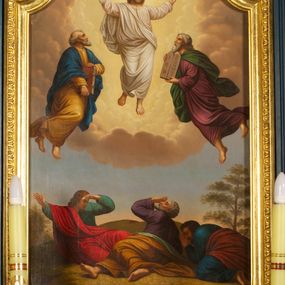 Zdjęcie nr 1: Obraz w kształcie stojącego prostokąta, częściowo zasłoniętego ramą zamkniętą od góry łukiem nadwieszonym z uskokiem. Na tle żółtych obłoków ukazano unoszących się Chrystusa w towarzystwie Mojżesza i Eliasza, a poniżej grupę trzech leżących na ziemi apostołów – Piotra, Jana i Jakuba. Chrystus został ukazany frontalnie, z uniesionymi, szeroko rozłożonymi rękami, w kontrapoście. Ubrany w białe, przylegające do ciała szaty. Po jego prawej stronie Eliasz ukazany z profilu, zwrócony w prawo, w obu rękach trzyma księgę. Przedstawiony jako starzec, z krótkimi siwymi włosami z łysiną i siwą brodą; ubrany w żółtą suknię i granatowy płaszcz. Po lewej zaś Mojżesz ukazany z profilu, zwrócony w lewo, w obu rękach trzyma tablice Prawa. Przedstawiony jako starzec z długą siwą brodą i włosami; ubrany w fioletową suknię i ciemnozielony, rozwiany płaszcz. W dolnej części obrazu oślepieni blaskiem unoszącego się nad nimi Jezusa apostołowie są poruszeni rozgrywającą się sceną. Leżący po lewej stronie Jan jest ubrany w zieloną suknię i czerwony płaszcz. Prawą rękę unosi w stronę krawędzi obrazu, drugą osłania oczy. Piotr został ukazany w silnym skrócie perspektywicznym, widoczny od strony stóp, ubrany w ciemnofioletową suknię i jasnobrązowy płaszcz wspiera się na prawej ręce, a lewą osłania twarz. Jakub klęczy za Piotrem, pochyla się składając ręce do modlitwy. Mężczyźni leżą na ziemi, z prawej strony, przy krawędzi obrazu widoczne drzewo, tło w dolnej części stanowi bezchmurne, jasnoniebieskie niebo. 