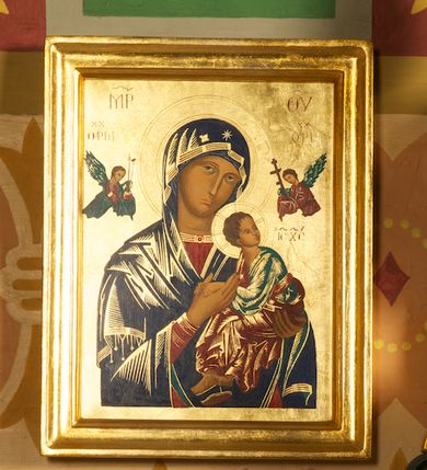 Zdjęcie nr 1: Obraz w kształcie stojącego prostokąta z przedstawieniem Matki Boskiej Nieustającej Pomocy. Maria ukazana w półpostaci, zwrócona w trzech czwartych w lewo, z Dzieciątkiem na lewym ręku. Jezus zwrócony profilem w prawo, z głową zwróconą w lewą stronę, oburącz ujmuje wyciągniętą dłoń Marii. Owalne twarze postaci charakteryzują linearnie opracowane rysy, długie, wąskie nosy oraz drobne usta. Oczy Marii mają migdałowy kształt, jej wzrok skierowany jest na wprost. Jest ubrana w czerwoną suknię z długimi rękawami ze złotymi lamówkami oraz granatowy maforion zarzucony na głowę. Dzieciątko ma na sobie zieloną suknię i czerwony płaszcz, który zakrywa mu nogi, na stopach ma sandały, w tym jeden zsuwający się. Głowy obu postaci otaczają nimby. Po bokach głowy Marii ukazane nadlatujące niewielkie sylwetki Archaniołów Michała i Gabriela, trzymających w dłoniach narzędzia męki Pańskiej: włócznię i gąbkę oraz krzyż prawosławny. Postacie opatrzone napisami:  „MP” i „ΘΥ”, „ΟΡМ”, „OΡГ” oraz „IC-XC”. Tło jednolite, złocone. Obraz ujęty jest prostokątną, złoconą, profilowaną ramą.