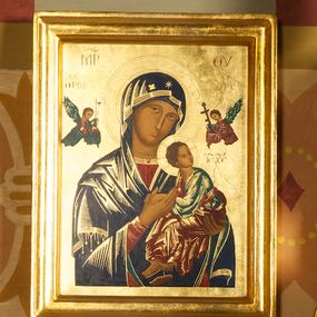 Zdjęcie nr 1: Obraz w kształcie stojącego prostokąta z przedstawieniem Matki Boskiej Nieustającej Pomocy. Maria ukazana w półpostaci, zwrócona w trzech czwartych w lewo, z Dzieciątkiem na lewym ręku. Jezus zwrócony profilem w prawo, z głową zwróconą w lewą stronę, oburącz ujmuje wyciągniętą dłoń Marii. Owalne twarze postaci charakteryzują linearnie opracowane rysy, długie, wąskie nosy oraz drobne usta. Oczy Marii mają migdałowy kształt, jej wzrok skierowany jest na wprost. Jest ubrana w czerwoną suknię z długimi rękawami ze złotymi lamówkami oraz granatowy maforion zarzucony na głowę. Dzieciątko ma na sobie zieloną suknię i czerwony płaszcz, który zakrywa mu nogi, na stopach ma sandały, w tym jeden zsuwający się. Głowy obu postaci otaczają nimby. Po bokach głowy Marii ukazane nadlatujące niewielkie sylwetki Archaniołów Michała i Gabriela, trzymających w dłoniach narzędzia męki Pańskiej: włócznię i gąbkę oraz krzyż prawosławny. Postacie opatrzone napisami:  „MP” i „ΘΥ”, „ΟΡМ”, „OΡГ” oraz „IC-XC”. Tło jednolite, złocone. Obraz ujęty jest prostokątną, złoconą, profilowaną ramą.