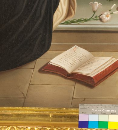 Zdjęcie nr 8: Obraz w formie stojącego prostokąta, przysłonięty szeroką, złoconą ramą zamkniętą od góry łukiem nadwieszonym z uskokiem. W centrum kompozycji Maria siedzi na architektonicznym tronie zwieńczonym muszlą. Tron ustawiony jest na stopniu i prostopadłościennym podeście. Zwrócona lekko w prawo, tronuje Maria z Dzieciątkiem na kolanach. Delikatnie pochyla głowę, prawą ręką wysuniętą w przód podaje różaniec św. Dominikowi, lewą przytrzymuje Dzieciątko. Maria ma twarz o młodzieńczych, delikatnych rysach, półprzymknięte oczy, wąski nos i niewielkie usta; wokół głowy złoty nimb. Jest ubrana w czerwoną suknię, biały welon oraz narzucony na niego niebieski płaszcz, który okrywa również ramiona i nogi, a zapięty jest pod szyją. Dzieciątko w pozycji siedzącej, zwrócone w lewą stronę, pochyla się ku św. Katarzynie. Prawą ręką podaje jej różaniec, lewą zakłada na jej głowę koronę cierniową. Dzieciątko ma owalną twarz o wyraźnych rysach, wysokie czoło, ciemne oczy, małe usta i nos; włosy krótkie, jasne, zaczesane do tyłu; za głową nimb kwadratowy. Jest przepasane białą tkaniną. W lewej, dolnej części kompozycji klęcząca postać św. Dominika ukazanego w całej postaci, zwróconego w trzech czwartych w prawo, ukazanego lekko od tyłu. Święty lewą rękę składa na piersi, prawą odbiera różaniec od Marii. Głowę ma uniesioną, twarz szczupłą, o ostrym profilu nosa, wzrok kieruje na Marię; włosy krótkie z tonsurą, nad głową złoty nimb. Jest ubrany w biały habit dominikański i czarny płaszcz z kapturem. Po prawej stronie obrazu postać klęczącej św. Katarzyny Sieneńskiej ukazanej w całej postaci, zwróconej w trzech czwartych w lewo, ze spuszczoną głową i rozłożonymi rękami. Prawą odbiera różaniec od Dzieciątka. Twarz świętej jest owalna, o dziewczęcych rysach i jasnej karnacji; oczy otwarte, nos długi o prostym profilu, usta wąskie; nad głową złoty nimb. Na stopniu, między klęczącymi świętymi kwiat lilii i wieniec z róż; na posadzce otwarta księga. Scena ukazana we wnętrzu z kamienną posadzką.