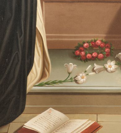 Zdjęcie nr 6: Obraz w formie stojącego prostokąta, przysłonięty szeroką, złoconą ramą zamkniętą od góry łukiem nadwieszonym z uskokiem. W centrum kompozycji Maria siedzi na architektonicznym tronie zwieńczonym muszlą. Tron ustawiony jest na stopniu i prostopadłościennym podeście. Zwrócona lekko w prawo, tronuje Maria z Dzieciątkiem na kolanach. Delikatnie pochyla głowę, prawą ręką wysuniętą w przód podaje różaniec św. Dominikowi, lewą przytrzymuje Dzieciątko. Maria ma twarz o młodzieńczych, delikatnych rysach, półprzymknięte oczy, wąski nos i niewielkie usta; wokół głowy złoty nimb. Jest ubrana w czerwoną suknię, biały welon oraz narzucony na niego niebieski płaszcz, który okrywa również ramiona i nogi, a zapięty jest pod szyją. Dzieciątko w pozycji siedzącej, zwrócone w lewą stronę, pochyla się ku św. Katarzynie. Prawą ręką podaje jej różaniec, lewą zakłada na jej głowę koronę cierniową. Dzieciątko ma owalną twarz o wyraźnych rysach, wysokie czoło, ciemne oczy, małe usta i nos; włosy krótkie, jasne, zaczesane do tyłu; za głową nimb kwadratowy. Jest przepasane białą tkaniną. W lewej, dolnej części kompozycji klęcząca postać św. Dominika ukazanego w całej postaci, zwróconego w trzech czwartych w prawo, ukazanego lekko od tyłu. Święty lewą rękę składa na piersi, prawą odbiera różaniec od Marii. Głowę ma uniesioną, twarz szczupłą, o ostrym profilu nosa, wzrok kieruje na Marię; włosy krótkie z tonsurą, nad głową złoty nimb. Jest ubrany w biały habit dominikański i czarny płaszcz z kapturem. Po prawej stronie obrazu postać klęczącej św. Katarzyny Sieneńskiej ukazanej w całej postaci, zwróconej w trzech czwartych w lewo, ze spuszczoną głową i rozłożonymi rękami. Prawą odbiera różaniec od Dzieciątka. Twarz świętej jest owalna, o dziewczęcych rysach i jasnej karnacji; oczy otwarte, nos długi o prostym profilu, usta wąskie; nad głową złoty nimb. Na stopniu, między klęczącymi świętymi kwiat lilii i wieniec z róż; na posadzce otwarta księga. Scena ukazana we wnętrzu z kamienną posadzką.