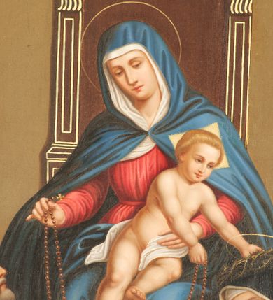 Zdjęcie nr 3: Obraz w formie stojącego prostokąta, przysłonięty szeroką, złoconą ramą zamkniętą od góry łukiem nadwieszonym z uskokiem. W centrum kompozycji Maria siedzi na architektonicznym tronie zwieńczonym muszlą. Tron ustawiony jest na stopniu i prostopadłościennym podeście. Zwrócona lekko w prawo, tronuje Maria z Dzieciątkiem na kolanach. Delikatnie pochyla głowę, prawą ręką wysuniętą w przód podaje różaniec św. Dominikowi, lewą przytrzymuje Dzieciątko. Maria ma twarz o młodzieńczych, delikatnych rysach, półprzymknięte oczy, wąski nos i niewielkie usta; wokół głowy złoty nimb. Jest ubrana w czerwoną suknię, biały welon oraz narzucony na niego niebieski płaszcz, który okrywa również ramiona i nogi, a zapięty jest pod szyją. Dzieciątko w pozycji siedzącej, zwrócone w lewą stronę, pochyla się ku św. Katarzynie. Prawą ręką podaje jej różaniec, lewą zakłada na jej głowę koronę cierniową. Dzieciątko ma owalną twarz o wyraźnych rysach, wysokie czoło, ciemne oczy, małe usta i nos; włosy krótkie, jasne, zaczesane do tyłu; za głową nimb kwadratowy. Jest przepasane białą tkaniną. W lewej, dolnej części kompozycji klęcząca postać św. Dominika ukazanego w całej postaci, zwróconego w trzech czwartych w prawo, ukazanego lekko od tyłu. Święty lewą rękę składa na piersi, prawą odbiera różaniec od Marii. Głowę ma uniesioną, twarz szczupłą, o ostrym profilu nosa, wzrok kieruje na Marię; włosy krótkie z tonsurą, nad głową złoty nimb. Jest ubrany w biały habit dominikański i czarny płaszcz z kapturem. Po prawej stronie obrazu postać klęczącej św. Katarzyny Sieneńskiej ukazanej w całej postaci, zwróconej w trzech czwartych w lewo, ze spuszczoną głową i rozłożonymi rękami. Prawą odbiera różaniec od Dzieciątka. Twarz świętej jest owalna, o dziewczęcych rysach i jasnej karnacji; oczy otwarte, nos długi o prostym profilu, usta wąskie; nad głową złoty nimb. Na stopniu, między klęczącymi świętymi kwiat lilii i wieniec z róż; na posadzce otwarta księga. Scena ukazana we wnętrzu z kamienną posadzką.