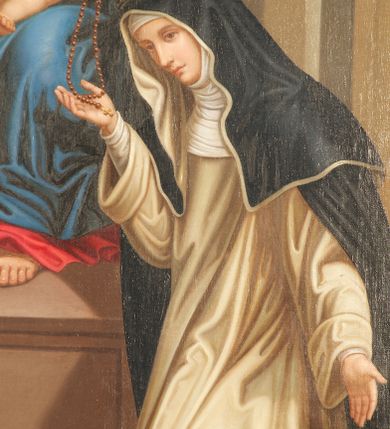 Zdjęcie nr 4: Obraz w formie stojącego prostokąta, przysłonięty szeroką, złoconą ramą zamkniętą od góry łukiem nadwieszonym z uskokiem. W centrum kompozycji Maria siedzi na architektonicznym tronie zwieńczonym muszlą. Tron ustawiony jest na stopniu i prostopadłościennym podeście. Zwrócona lekko w prawo, tronuje Maria z Dzieciątkiem na kolanach. Delikatnie pochyla głowę, prawą ręką wysuniętą w przód podaje różaniec św. Dominikowi, lewą przytrzymuje Dzieciątko. Maria ma twarz o młodzieńczych, delikatnych rysach, półprzymknięte oczy, wąski nos i niewielkie usta; wokół głowy złoty nimb. Jest ubrana w czerwoną suknię, biały welon oraz narzucony na niego niebieski płaszcz, który okrywa również ramiona i nogi, a zapięty jest pod szyją. Dzieciątko w pozycji siedzącej, zwrócone w lewą stronę, pochyla się ku św. Katarzynie. Prawą ręką podaje jej różaniec, lewą zakłada na jej głowę koronę cierniową. Dzieciątko ma owalną twarz o wyraźnych rysach, wysokie czoło, ciemne oczy, małe usta i nos; włosy krótkie, jasne, zaczesane do tyłu; za głową nimb kwadratowy. Jest przepasane białą tkaniną. W lewej, dolnej części kompozycji klęcząca postać św. Dominika ukazanego w całej postaci, zwróconego w trzech czwartych w prawo, ukazanego lekko od tyłu. Święty lewą rękę składa na piersi, prawą odbiera różaniec od Marii. Głowę ma uniesioną, twarz szczupłą, o ostrym profilu nosa, wzrok kieruje na Marię; włosy krótkie z tonsurą, nad głową złoty nimb. Jest ubrany w biały habit dominikański i czarny płaszcz z kapturem. Po prawej stronie obrazu postać klęczącej św. Katarzyny Sieneńskiej ukazanej w całej postaci, zwróconej w trzech czwartych w lewo, ze spuszczoną głową i rozłożonymi rękami. Prawą odbiera różaniec od Dzieciątka. Twarz świętej jest owalna, o dziewczęcych rysach i jasnej karnacji; oczy otwarte, nos długi o prostym profilu, usta wąskie; nad głową złoty nimb. Na stopniu, między klęczącymi świętymi kwiat lilii i wieniec z róż; na posadzce otwarta księga. Scena ukazana we wnętrzu z kamienną posadzką.