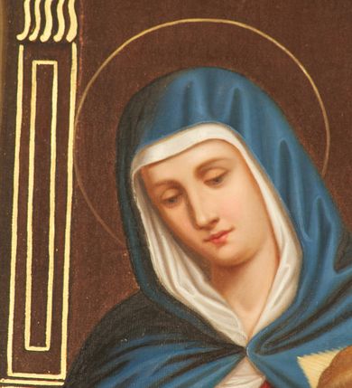 Zdjęcie nr 5: Obraz w formie stojącego prostokąta, przysłonięty szeroką, złoconą ramą zamkniętą od góry łukiem nadwieszonym z uskokiem. W centrum kompozycji Maria siedzi na architektonicznym tronie zwieńczonym muszlą. Tron ustawiony jest na stopniu i prostopadłościennym podeście. Zwrócona lekko w prawo, tronuje Maria z Dzieciątkiem na kolanach. Delikatnie pochyla głowę, prawą ręką wysuniętą w przód podaje różaniec św. Dominikowi, lewą przytrzymuje Dzieciątko. Maria ma twarz o młodzieńczych, delikatnych rysach, półprzymknięte oczy, wąski nos i niewielkie usta; wokół głowy złoty nimb. Jest ubrana w czerwoną suknię, biały welon oraz narzucony na niego niebieski płaszcz, który okrywa również ramiona i nogi, a zapięty jest pod szyją. Dzieciątko w pozycji siedzącej, zwrócone w lewą stronę, pochyla się ku św. Katarzynie. Prawą ręką podaje jej różaniec, lewą zakłada na jej głowę koronę cierniową. Dzieciątko ma owalną twarz o wyraźnych rysach, wysokie czoło, ciemne oczy, małe usta i nos; włosy krótkie, jasne, zaczesane do tyłu; za głową nimb kwadratowy. Jest przepasane białą tkaniną. W lewej, dolnej części kompozycji klęcząca postać św. Dominika ukazanego w całej postaci, zwróconego w trzech czwartych w prawo, ukazanego lekko od tyłu. Święty lewą rękę składa na piersi, prawą odbiera różaniec od Marii. Głowę ma uniesioną, twarz szczupłą, o ostrym profilu nosa, wzrok kieruje na Marię; włosy krótkie z tonsurą, nad głową złoty nimb. Jest ubrany w biały habit dominikański i czarny płaszcz z kapturem. Po prawej stronie obrazu postać klęczącej św. Katarzyny Sieneńskiej ukazanej w całej postaci, zwróconej w trzech czwartych w lewo, ze spuszczoną głową i rozłożonymi rękami. Prawą odbiera różaniec od Dzieciątka. Twarz świętej jest owalna, o dziewczęcych rysach i jasnej karnacji; oczy otwarte, nos długi o prostym profilu, usta wąskie; nad głową złoty nimb. Na stopniu, między klęczącymi świętymi kwiat lilii i wieniec z róż; na posadzce otwarta księga. Scena ukazana we wnętrzu z kamienną posadzką.