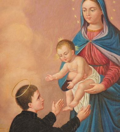 Zdjęcie nr 5: Obraz z przedstawieniem św. Stanisława Kostki z Matką Boską i Dzieciątkiem ujęty szeroką, złoconą ramą zamkniętą od góry łukiem nadwieszonym z uskokiem. Kompozycja skośna, po prawej stronie na obłokach stoi Matka Boska zwrócona delikatnie w prawo, która trzyma przed świętym na wyciągniętych rękach Dzieciątko Jezus. Maria ma owalną twarz, wysokie czoło, przymknięte oczy, wąski nos i małe usta;  jej głowę otacza wieniec z 12 gwiazd. Jest ubrana w czerwoną suknię i niebieski płaszcz z liliową podszewką, który niemal całkiem zakrywa jej jasne włosy. Płaszcz jest spięty na piersi i zarzucony na ramiona oraz nogi Marii. Trzymane przez nią Dzieciątko jest przepasane białą tkaniną, a obie ręce wyciąga w stronę świętego. Ma okrągłą twarz, krótkie jasne włosy, małe oczy, prosty nos i niewielkie usta; jego głowę otaczają złote promienie. Przed nimi na lewym kolanie klęczy św. Stanisław Kostka ukazany w trzech czwartych od tyłu, zwrócony w prawo. Obie ręce wyciąga w stronę Dzieciątka. Ma młodzieńczą twarz, krótkie, ciemne włosy. Ubrany jest w czarny strój zakonny, na nogach ma czarne buty. Przed nim, na stopniu gałązka lilii leży na otwartej księdze, za nim widoczny jest fragment pulpitu. Scena ukazana we wnętrzu, wypełnionym jasnofioletowymi i fioletowo-żółtymi obłokami; widoczny u dołu obrazu fragment podłogi w kolorze jasnobrązowym.