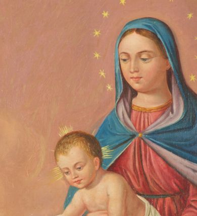 Zdjęcie nr 2: Obraz z przedstawieniem św. Stanisława Kostki z Matką Boską i Dzieciątkiem ujęty szeroką, złoconą ramą zamkniętą od góry łukiem nadwieszonym z uskokiem. Kompozycja skośna, po prawej stronie na obłokach stoi Matka Boska zwrócona delikatnie w prawo, która trzyma przed świętym na wyciągniętych rękach Dzieciątko Jezus. Maria ma owalną twarz, wysokie czoło, przymknięte oczy, wąski nos i małe usta;  jej głowę otacza wieniec z 12 gwiazd. Jest ubrana w czerwoną suknię i niebieski płaszcz z liliową podszewką, który niemal całkiem zakrywa jej jasne włosy. Płaszcz jest spięty na piersi i zarzucony na ramiona oraz nogi Marii. Trzymane przez nią Dzieciątko jest przepasane białą tkaniną, a obie ręce wyciąga w stronę świętego. Ma okrągłą twarz, krótkie jasne włosy, małe oczy, prosty nos i niewielkie usta; jego głowę otaczają złote promienie. Przed nimi na lewym kolanie klęczy św. Stanisław Kostka ukazany w trzech czwartych od tyłu, zwrócony w prawo. Obie ręce wyciąga w stronę Dzieciątka. Ma młodzieńczą twarz, krótkie, ciemne włosy. Ubrany jest w czarny strój zakonny, na nogach ma czarne buty. Przed nim, na stopniu gałązka lilii leży na otwartej księdze, za nim widoczny jest fragment pulpitu. Scena ukazana we wnętrzu, wypełnionym jasnofioletowymi i fioletowo-żółtymi obłokami; widoczny u dołu obrazu fragment podłogi w kolorze jasnobrązowym.