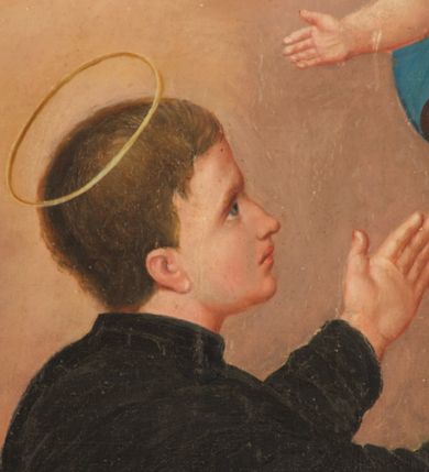 Zdjęcie nr 6: Obraz z przedstawieniem św. Stanisława Kostki z Matką Boską i Dzieciątkiem ujęty szeroką, złoconą ramą zamkniętą od góry łukiem nadwieszonym z uskokiem. Kompozycja skośna, po prawej stronie na obłokach stoi Matka Boska zwrócona delikatnie w prawo, która trzyma przed świętym na wyciągniętych rękach Dzieciątko Jezus. Maria ma owalną twarz, wysokie czoło, przymknięte oczy, wąski nos i małe usta;  jej głowę otacza wieniec z 12 gwiazd. Jest ubrana w czerwoną suknię i niebieski płaszcz z liliową podszewką, który niemal całkiem zakrywa jej jasne włosy. Płaszcz jest spięty na piersi i zarzucony na ramiona oraz nogi Marii. Trzymane przez nią Dzieciątko jest przepasane białą tkaniną, a obie ręce wyciąga w stronę świętego. Ma okrągłą twarz, krótkie jasne włosy, małe oczy, prosty nos i niewielkie usta; jego głowę otaczają złote promienie. Przed nimi na lewym kolanie klęczy św. Stanisław Kostka ukazany w trzech czwartych od tyłu, zwrócony w prawo. Obie ręce wyciąga w stronę Dzieciątka. Ma młodzieńczą twarz, krótkie, ciemne włosy. Ubrany jest w czarny strój zakonny, na nogach ma czarne buty. Przed nim, na stopniu gałązka lilii leży na otwartej księdze, za nim widoczny jest fragment pulpitu. Scena ukazana we wnętrzu, wypełnionym jasnofioletowymi i fioletowo-żółtymi obłokami; widoczny u dołu obrazu fragment podłogi w kolorze jasnobrązowym.