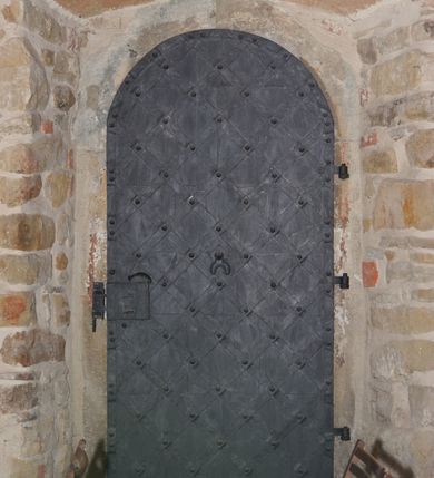 Zdjęcie nr 7: Kościół murowany z kamienia, z użyciem cegły, tynkowany; orientowany, jednonawowy. Prezbiterium węższe od nawy, zwężające się, na rzucie zbliżonym do trapezu. Przy północnej ścianie zakrystia w rzucie zbliżonym do kwadratu, z ukośną ścianą południową. Nawa na planie prostokąta, z przylegającymi od południa kruchtą i wieżą od zachodu na rzucie prostokąta. Nawa i zakrystia opięte szkarpami. 
Wnętrze nakryte stropami drewnianymi. Wątki ceglane i murowane ścian odsłonięte. Zamiast posadzki wylewka betonowa (posadzki kamienne zdemontowane). Otwór tęczowy półkolisty. Otwory okienne nawy i prezbiterium w liczbie czterech na południowej ścianie i jednego na północnej w części prezbiterium; w formie wydłużonego stojącego prostokąta zamkniętego półkoliście ze ściętymi glifami, bez obramień. Na ścianie zamykającej prezbiterium niewielki okulus. Na ścianie zachodniej niewielkie otwory okienne w formie stojącego prostokąta, dwa zamknięte ostrołukowo (przesłonięte), jeden zamknięty łukiem odcinkowym oraz dwa okulusy (zamurowane). Otwory okienne wieży ostrołukowe, z profilowanymi obramieniami kamiennymi. W zakrystii małe kwadratowe okienko przesłonięte kratownicą. Otwory drzwiowe: w wejściu do przyziemia wieży od zachodu, otwór w formie stojącego prostokąta zamkniętego łukiem ostrym, w kamiennym obramieniu zwieńczony kamienną tablicą (z datą budowy wieży „1868”), z drewnianymi drzwiami płycinowymi, dwuskrzydłowymi; w przejściu z przyziemia wieży do nawy otwór w formie stojącego prostokąta zamkniętego półkoliście (pierwotnie zamkniętego łukiem odcinkowym), przesłonięty metalową kratą; w wejściu do kruchty południowej otwór w formie stojącego prostokąta zamknięty łukiem odcinkowym, z drzwiami płycinowymi, dwuskrzydłowymi; w przejściu z kruchty do nawy otwór w formie stojącego prostokąta zamknięty półkoliście z drewnianymi drzwiami z okuciami, zamkiem i antabą; w wejściu do zakrystii od zewnętrz otwór prostokątny, z drzwiami jednoskrzydłowymi, płycinowymi; w przejściu z zakrystii do nawy otwór w formie stojącego prostokąta, w kamiennym obramieniu, z drzwiami z okuciami i zamkiem. Elewacje tynkowane, zamknięte profilowanymi gzymsami podokapowymi. Nawa, zakrystia i kruchta opięte szkarpami (przy nawie uskokowymi z daszkami okapowymi). Fasada zamknięta ceglanym szczytem, dekorowanym schodkowym krenelażem, z dwoma niewielkimi, smukłymi otworami okiennymi zamkniętymi ostrołukowo. 
Wieża trójkondygnacyjna, bez podziałów architektonicznych, druga kondygnacja zamknięta daszkiem okapowym. Zwieńczona dachem namiotowym z latarnią na planie ośmioboku, zamkniętą dachem wieżowym, pobitym blachą.
Pierwotne dachy siodłowe, o odrębnych kalenicach dla nawy i prezbiterium, kryte gontem; więźba drewniana, konstrukcji krokwiowej. Nad nawą wieżyczka na sygnaturkę z hełmem baniastym z latarnią, kryta blachą. Kruchtę przykrywa dach dwuspadowy, kryty gontem. 
