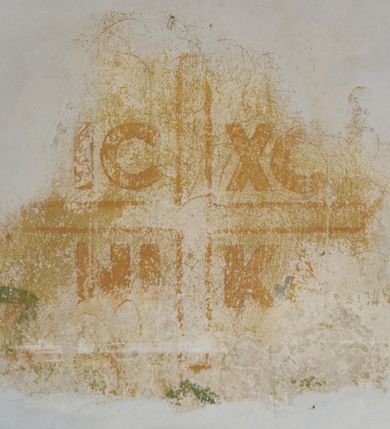 Zdjęcie nr 9: Kościół murowany z kamienia, z użyciem cegły, tynkowany; orientowany, jednonawowy. Prezbiterium węższe od nawy, zwężające się, na rzucie zbliżonym do trapezu. Przy północnej ścianie zakrystia w rzucie zbliżonym do kwadratu, z ukośną ścianą południową. Nawa na planie prostokąta, z przylegającymi od południa kruchtą i wieżą od zachodu na rzucie prostokąta. Nawa i zakrystia opięte szkarpami. 
Wnętrze nakryte stropami drewnianymi. Wątki ceglane i murowane ścian odsłonięte. Zamiast posadzki wylewka betonowa (posadzki kamienne zdemontowane). Otwór tęczowy półkolisty. Otwory okienne nawy i prezbiterium w liczbie czterech na południowej ścianie i jednego na północnej w części prezbiterium; w formie wydłużonego stojącego prostokąta zamkniętego półkoliście ze ściętymi glifami, bez obramień. Na ścianie zamykającej prezbiterium niewielki okulus. Na ścianie zachodniej niewielkie otwory okienne w formie stojącego prostokąta, dwa zamknięte ostrołukowo (przesłonięte), jeden zamknięty łukiem odcinkowym oraz dwa okulusy (zamurowane). Otwory okienne wieży ostrołukowe, z profilowanymi obramieniami kamiennymi. W zakrystii małe kwadratowe okienko przesłonięte kratownicą. Otwory drzwiowe: w wejściu do przyziemia wieży od zachodu, otwór w formie stojącego prostokąta zamkniętego łukiem ostrym, w kamiennym obramieniu zwieńczony kamienną tablicą (z datą budowy wieży „1868”), z drewnianymi drzwiami płycinowymi, dwuskrzydłowymi; w przejściu z przyziemia wieży do nawy otwór w formie stojącego prostokąta zamkniętego półkoliście (pierwotnie zamkniętego łukiem odcinkowym), przesłonięty metalową kratą; w wejściu do kruchty południowej otwór w formie stojącego prostokąta zamknięty łukiem odcinkowym, z drzwiami płycinowymi, dwuskrzydłowymi; w przejściu z kruchty do nawy otwór w formie stojącego prostokąta zamknięty półkoliście z drewnianymi drzwiami z okuciami, zamkiem i antabą; w wejściu do zakrystii od zewnętrz otwór prostokątny, z drzwiami jednoskrzydłowymi, płycinowymi; w przejściu z zakrystii do nawy otwór w formie stojącego prostokąta, w kamiennym obramieniu, z drzwiami z okuciami i zamkiem. Elewacje tynkowane, zamknięte profilowanymi gzymsami podokapowymi. Nawa, zakrystia i kruchta opięte szkarpami (przy nawie uskokowymi z daszkami okapowymi). Fasada zamknięta ceglanym szczytem, dekorowanym schodkowym krenelażem, z dwoma niewielkimi, smukłymi otworami okiennymi zamkniętymi ostrołukowo. 
Wieża trójkondygnacyjna, bez podziałów architektonicznych, druga kondygnacja zamknięta daszkiem okapowym. Zwieńczona dachem namiotowym z latarnią na planie ośmioboku, zamkniętą dachem wieżowym, pobitym blachą.
Pierwotne dachy siodłowe, o odrębnych kalenicach dla nawy i prezbiterium, kryte gontem; więźba drewniana, konstrukcji krokwiowej. Nad nawą wieżyczka na sygnaturkę z hełmem baniastym z latarnią, kryta blachą. Kruchtę przykrywa dach dwuspadowy, kryty gontem. 
