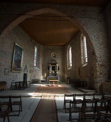 Zdjęcie nr 11: Kościół murowany z kamienia, z użyciem cegły, tynkowany; orientowany, jednonawowy. Prezbiterium węższe od nawy, zwężające się, na rzucie zbliżonym do trapezu. Przy północnej ścianie zakrystia w rzucie zbliżonym do kwadratu, z ukośną ścianą południową. Nawa na planie prostokąta, z przylegającymi od południa kruchtą i wieżą od zachodu na rzucie prostokąta. Nawa i zakrystia opięte szkarpami. 
Wnętrze nakryte stropami drewnianymi. Wątki ceglane i murowane ścian odsłonięte. Zamiast posadzki wylewka betonowa (posadzki kamienne zdemontowane). Otwór tęczowy półkolisty. Otwory okienne nawy i prezbiterium w liczbie czterech na południowej ścianie i jednego na północnej w części prezbiterium; w formie wydłużonego stojącego prostokąta zamkniętego półkoliście ze ściętymi glifami, bez obramień. Na ścianie zamykającej prezbiterium niewielki okulus. Na ścianie zachodniej niewielkie otwory okienne w formie stojącego prostokąta, dwa zamknięte ostrołukowo (przesłonięte), jeden zamknięty łukiem odcinkowym oraz dwa okulusy (zamurowane). Otwory okienne wieży ostrołukowe, z profilowanymi obramieniami kamiennymi. W zakrystii małe kwadratowe okienko przesłonięte kratownicą. Otwory drzwiowe: w wejściu do przyziemia wieży od zachodu, otwór w formie stojącego prostokąta zamkniętego łukiem ostrym, w kamiennym obramieniu zwieńczony kamienną tablicą (z datą budowy wieży „1868”), z drewnianymi drzwiami płycinowymi, dwuskrzydłowymi; w przejściu z przyziemia wieży do nawy otwór w formie stojącego prostokąta zamkniętego półkoliście (pierwotnie zamkniętego łukiem odcinkowym), przesłonięty metalową kratą; w wejściu do kruchty południowej otwór w formie stojącego prostokąta zamknięty łukiem odcinkowym, z drzwiami płycinowymi, dwuskrzydłowymi; w przejściu z kruchty do nawy otwór w formie stojącego prostokąta zamknięty półkoliście z drewnianymi drzwiami z okuciami, zamkiem i antabą; w wejściu do zakrystii od zewnętrz otwór prostokątny, z drzwiami jednoskrzydłowymi, płycinowymi; w przejściu z zakrystii do nawy otwór w formie stojącego prostokąta, w kamiennym obramieniu, z drzwiami z okuciami i zamkiem. Elewacje tynkowane, zamknięte profilowanymi gzymsami podokapowymi. Nawa, zakrystia i kruchta opięte szkarpami (przy nawie uskokowymi z daszkami okapowymi). Fasada zamknięta ceglanym szczytem, dekorowanym schodkowym krenelażem, z dwoma niewielkimi, smukłymi otworami okiennymi zamkniętymi ostrołukowo. 
Wieża trójkondygnacyjna, bez podziałów architektonicznych, druga kondygnacja zamknięta daszkiem okapowym. Zwieńczona dachem namiotowym z latarnią na planie ośmioboku, zamkniętą dachem wieżowym, pobitym blachą.
Pierwotne dachy siodłowe, o odrębnych kalenicach dla nawy i prezbiterium, kryte gontem; więźba drewniana, konstrukcji krokwiowej. Nad nawą wieżyczka na sygnaturkę z hełmem baniastym z latarnią, kryta blachą. Kruchtę przykrywa dach dwuspadowy, kryty gontem. 
