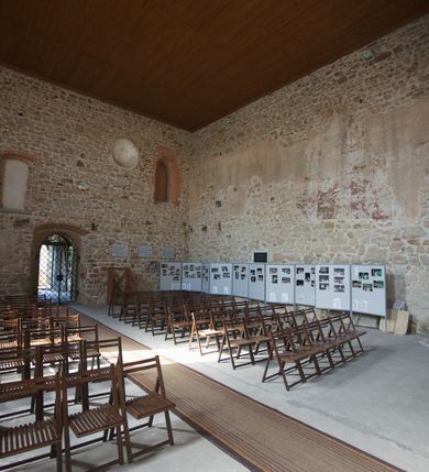 Zdjęcie nr 15: Kościół murowany z kamienia, z użyciem cegły, tynkowany; orientowany, jednonawowy. Prezbiterium węższe od nawy, zwężające się, na rzucie zbliżonym do trapezu. Przy północnej ścianie zakrystia w rzucie zbliżonym do kwadratu, z ukośną ścianą południową. Nawa na planie prostokąta, z przylegającymi od południa kruchtą i wieżą od zachodu na rzucie prostokąta. Nawa i zakrystia opięte szkarpami. 
Wnętrze nakryte stropami drewnianymi. Wątki ceglane i murowane ścian odsłonięte. Zamiast posadzki wylewka betonowa (posadzki kamienne zdemontowane). Otwór tęczowy półkolisty. Otwory okienne nawy i prezbiterium w liczbie czterech na południowej ścianie i jednego na północnej w części prezbiterium; w formie wydłużonego stojącego prostokąta zamkniętego półkoliście ze ściętymi glifami, bez obramień. Na ścianie zamykającej prezbiterium niewielki okulus. Na ścianie zachodniej niewielkie otwory okienne w formie stojącego prostokąta, dwa zamknięte ostrołukowo (przesłonięte), jeden zamknięty łukiem odcinkowym oraz dwa okulusy (zamurowane). Otwory okienne wieży ostrołukowe, z profilowanymi obramieniami kamiennymi. W zakrystii małe kwadratowe okienko przesłonięte kratownicą. Otwory drzwiowe: w wejściu do przyziemia wieży od zachodu, otwór w formie stojącego prostokąta zamkniętego łukiem ostrym, w kamiennym obramieniu zwieńczony kamienną tablicą (z datą budowy wieży „1868”), z drewnianymi drzwiami płycinowymi, dwuskrzydłowymi; w przejściu z przyziemia wieży do nawy otwór w formie stojącego prostokąta zamkniętego półkoliście (pierwotnie zamkniętego łukiem odcinkowym), przesłonięty metalową kratą; w wejściu do kruchty południowej otwór w formie stojącego prostokąta zamknięty łukiem odcinkowym, z drzwiami płycinowymi, dwuskrzydłowymi; w przejściu z kruchty do nawy otwór w formie stojącego prostokąta zamknięty półkoliście z drewnianymi drzwiami z okuciami, zamkiem i antabą; w wejściu do zakrystii od zewnętrz otwór prostokątny, z drzwiami jednoskrzydłowymi, płycinowymi; w przejściu z zakrystii do nawy otwór w formie stojącego prostokąta, w kamiennym obramieniu, z drzwiami z okuciami i zamkiem. Elewacje tynkowane, zamknięte profilowanymi gzymsami podokapowymi. Nawa, zakrystia i kruchta opięte szkarpami (przy nawie uskokowymi z daszkami okapowymi). Fasada zamknięta ceglanym szczytem, dekorowanym schodkowym krenelażem, z dwoma niewielkimi, smukłymi otworami okiennymi zamkniętymi ostrołukowo. 
Wieża trójkondygnacyjna, bez podziałów architektonicznych, druga kondygnacja zamknięta daszkiem okapowym. Zwieńczona dachem namiotowym z latarnią na planie ośmioboku, zamkniętą dachem wieżowym, pobitym blachą.
Pierwotne dachy siodłowe, o odrębnych kalenicach dla nawy i prezbiterium, kryte gontem; więźba drewniana, konstrukcji krokwiowej. Nad nawą wieżyczka na sygnaturkę z hełmem baniastym z latarnią, kryta blachą. Kruchtę przykrywa dach dwuspadowy, kryty gontem. 
