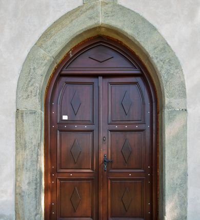 Zdjęcie nr 16: Kościół murowany z kamienia, z użyciem cegły, tynkowany; orientowany, jednonawowy. Prezbiterium węższe od nawy, zwężające się, na rzucie zbliżonym do trapezu. Przy północnej ścianie zakrystia w rzucie zbliżonym do kwadratu, z ukośną ścianą południową. Nawa na planie prostokąta, z przylegającymi od południa kruchtą i wieżą od zachodu na rzucie prostokąta. Nawa i zakrystia opięte szkarpami. 
Wnętrze nakryte stropami drewnianymi. Wątki ceglane i murowane ścian odsłonięte. Zamiast posadzki wylewka betonowa (posadzki kamienne zdemontowane). Otwór tęczowy półkolisty. Otwory okienne nawy i prezbiterium w liczbie czterech na południowej ścianie i jednego na północnej w części prezbiterium; w formie wydłużonego stojącego prostokąta zamkniętego półkoliście ze ściętymi glifami, bez obramień. Na ścianie zamykającej prezbiterium niewielki okulus. Na ścianie zachodniej niewielkie otwory okienne w formie stojącego prostokąta, dwa zamknięte ostrołukowo (przesłonięte), jeden zamknięty łukiem odcinkowym oraz dwa okulusy (zamurowane). Otwory okienne wieży ostrołukowe, z profilowanymi obramieniami kamiennymi. W zakrystii małe kwadratowe okienko przesłonięte kratownicą. Otwory drzwiowe: w wejściu do przyziemia wieży od zachodu, otwór w formie stojącego prostokąta zamkniętego łukiem ostrym, w kamiennym obramieniu zwieńczony kamienną tablicą (z datą budowy wieży „1868”), z drewnianymi drzwiami płycinowymi, dwuskrzydłowymi; w przejściu z przyziemia wieży do nawy otwór w formie stojącego prostokąta zamkniętego półkoliście (pierwotnie zamkniętego łukiem odcinkowym), przesłonięty metalową kratą; w wejściu do kruchty południowej otwór w formie stojącego prostokąta zamknięty łukiem odcinkowym, z drzwiami płycinowymi, dwuskrzydłowymi; w przejściu z kruchty do nawy otwór w formie stojącego prostokąta zamknięty półkoliście z drewnianymi drzwiami z okuciami, zamkiem i antabą; w wejściu do zakrystii od zewnętrz otwór prostokątny, z drzwiami jednoskrzydłowymi, płycinowymi; w przejściu z zakrystii do nawy otwór w formie stojącego prostokąta, w kamiennym obramieniu, z drzwiami z okuciami i zamkiem. Elewacje tynkowane, zamknięte profilowanymi gzymsami podokapowymi. Nawa, zakrystia i kruchta opięte szkarpami (przy nawie uskokowymi z daszkami okapowymi). Fasada zamknięta ceglanym szczytem, dekorowanym schodkowym krenelażem, z dwoma niewielkimi, smukłymi otworami okiennymi zamkniętymi ostrołukowo. 
Wieża trójkondygnacyjna, bez podziałów architektonicznych, druga kondygnacja zamknięta daszkiem okapowym. Zwieńczona dachem namiotowym z latarnią na planie ośmioboku, zamkniętą dachem wieżowym, pobitym blachą.
Pierwotne dachy siodłowe, o odrębnych kalenicach dla nawy i prezbiterium, kryte gontem; więźba drewniana, konstrukcji krokwiowej. Nad nawą wieżyczka na sygnaturkę z hełmem baniastym z latarnią, kryta blachą. Kruchtę przykrywa dach dwuspadowy, kryty gontem. 
