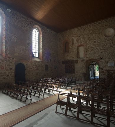 Zdjęcie nr 18: Kościół murowany z kamienia, z użyciem cegły, tynkowany; orientowany, jednonawowy. Prezbiterium węższe od nawy, zwężające się, na rzucie zbliżonym do trapezu. Przy północnej ścianie zakrystia w rzucie zbliżonym do kwadratu, z ukośną ścianą południową. Nawa na planie prostokąta, z przylegającymi od południa kruchtą i wieżą od zachodu na rzucie prostokąta. Nawa i zakrystia opięte szkarpami. 
Wnętrze nakryte stropami drewnianymi. Wątki ceglane i murowane ścian odsłonięte. Zamiast posadzki wylewka betonowa (posadzki kamienne zdemontowane). Otwór tęczowy półkolisty. Otwory okienne nawy i prezbiterium w liczbie czterech na południowej ścianie i jednego na północnej w części prezbiterium; w formie wydłużonego stojącego prostokąta zamkniętego półkoliście ze ściętymi glifami, bez obramień. Na ścianie zamykającej prezbiterium niewielki okulus. Na ścianie zachodniej niewielkie otwory okienne w formie stojącego prostokąta, dwa zamknięte ostrołukowo (przesłonięte), jeden zamknięty łukiem odcinkowym oraz dwa okulusy (zamurowane). Otwory okienne wieży ostrołukowe, z profilowanymi obramieniami kamiennymi. W zakrystii małe kwadratowe okienko przesłonięte kratownicą. Otwory drzwiowe: w wejściu do przyziemia wieży od zachodu, otwór w formie stojącego prostokąta zamkniętego łukiem ostrym, w kamiennym obramieniu zwieńczony kamienną tablicą (z datą budowy wieży „1868”), z drewnianymi drzwiami płycinowymi, dwuskrzydłowymi; w przejściu z przyziemia wieży do nawy otwór w formie stojącego prostokąta zamkniętego półkoliście (pierwotnie zamkniętego łukiem odcinkowym), przesłonięty metalową kratą; w wejściu do kruchty południowej otwór w formie stojącego prostokąta zamknięty łukiem odcinkowym, z drzwiami płycinowymi, dwuskrzydłowymi; w przejściu z kruchty do nawy otwór w formie stojącego prostokąta zamknięty półkoliście z drewnianymi drzwiami z okuciami, zamkiem i antabą; w wejściu do zakrystii od zewnętrz otwór prostokątny, z drzwiami jednoskrzydłowymi, płycinowymi; w przejściu z zakrystii do nawy otwór w formie stojącego prostokąta, w kamiennym obramieniu, z drzwiami z okuciami i zamkiem. Elewacje tynkowane, zamknięte profilowanymi gzymsami podokapowymi. Nawa, zakrystia i kruchta opięte szkarpami (przy nawie uskokowymi z daszkami okapowymi). Fasada zamknięta ceglanym szczytem, dekorowanym schodkowym krenelażem, z dwoma niewielkimi, smukłymi otworami okiennymi zamkniętymi ostrołukowo. 
Wieża trójkondygnacyjna, bez podziałów architektonicznych, druga kondygnacja zamknięta daszkiem okapowym. Zwieńczona dachem namiotowym z latarnią na planie ośmioboku, zamkniętą dachem wieżowym, pobitym blachą.
Pierwotne dachy siodłowe, o odrębnych kalenicach dla nawy i prezbiterium, kryte gontem; więźba drewniana, konstrukcji krokwiowej. Nad nawą wieżyczka na sygnaturkę z hełmem baniastym z latarnią, kryta blachą. Kruchtę przykrywa dach dwuspadowy, kryty gontem. 
