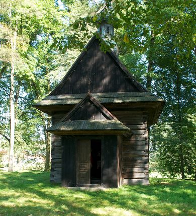 Zdjęcie nr 3: Kościół na podmurówce z kamienia łamanego, konstrukcji zrębowej, z belek o zróżnicowanych przekrojach, wiązanych w węgłach na jaskółczy ogon; orientowany, salowy; kruchta konstrukcji szkieletowej, szalowana deskami.
Kościół na planie prostokąta zamkniętego trójbocznie. Od zachodu dostawiona kwadratowa kruchta-przedsionek. 
Wnętrze nakryte stropem belkowym z deskową podsufitką. Ściany pokryte listwowymi boazeriami. Posadzka kamienna, a w niej umieszczone trzy płyty nagrobne, kamienne. 
Dwa otwory okienne w ścianie południowej i północnej, w formie stojącego prostokąta zamkniętego łukiem odcinkowym, skrzynkowe, obwiedzione listwowymi opaskami, z kwaterowymi podziałami. Otwory wejściowe: w wejściu do przedsionka od zachodu drzwi dwuskrzydłowe, płycinowe w futrynie skrzynkowej; w przejściu do nawy drzwi deskowe-spągowe, dwuskrzydłowe, w odrzwiach belkowych. 
Kościół nakryty dachem siodłowym, jednokalenicowym, dwuspadowym, krytym gontem; o więźbie krokwiowo-siodłowej. Od zachodu nad korpusem i przedsionkiem wydatne daszki okapowe, kryte gontem. Szczyty szalowane deskami w układzie pionowym na styk, z listwowaniem. Nad nawą, na kalenicy wieżyczka na sygnaturkę z wydatnym z hełmem baniastym z latarnią, pobita blachą. 
