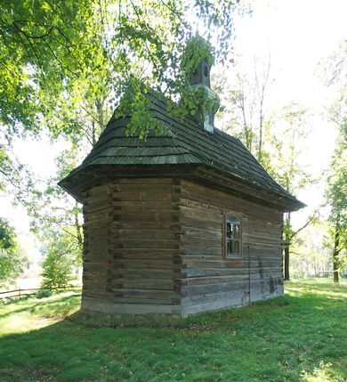 Zdjęcie nr 5: Kościół na podmurówce z kamienia łamanego, konstrukcji zrębowej, z belek o zróżnicowanych przekrojach, wiązanych w węgłach na jaskółczy ogon; orientowany, salowy; kruchta konstrukcji szkieletowej, szalowana deskami.
Kościół na planie prostokąta zamkniętego trójbocznie. Od zachodu dostawiona kwadratowa kruchta-przedsionek. 
Wnętrze nakryte stropem belkowym z deskową podsufitką. Ściany pokryte listwowymi boazeriami. Posadzka kamienna, a w niej umieszczone trzy płyty nagrobne, kamienne. 
Dwa otwory okienne w ścianie południowej i północnej, w formie stojącego prostokąta zamkniętego łukiem odcinkowym, skrzynkowe, obwiedzione listwowymi opaskami, z kwaterowymi podziałami. Otwory wejściowe: w wejściu do przedsionka od zachodu drzwi dwuskrzydłowe, płycinowe w futrynie skrzynkowej; w przejściu do nawy drzwi deskowe-spągowe, dwuskrzydłowe, w odrzwiach belkowych. 
Kościół nakryty dachem siodłowym, jednokalenicowym, dwuspadowym, krytym gontem; o więźbie krokwiowo-siodłowej. Od zachodu nad korpusem i przedsionkiem wydatne daszki okapowe, kryte gontem. Szczyty szalowane deskami w układzie pionowym na styk, z listwowaniem. Nad nawą, na kalenicy wieżyczka na sygnaturkę z wydatnym z hełmem baniastym z latarnią, pobita blachą. 
