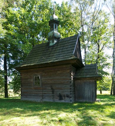 Zdjęcie nr 4: Kościół na podmurówce z kamienia łamanego, konstrukcji zrębowej, z belek o zróżnicowanych przekrojach, wiązanych w węgłach na jaskółczy ogon; orientowany, salowy; kruchta konstrukcji szkieletowej, szalowana deskami.
Kościół na planie prostokąta zamkniętego trójbocznie. Od zachodu dostawiona kwadratowa kruchta-przedsionek. 
Wnętrze nakryte stropem belkowym z deskową podsufitką. Ściany pokryte listwowymi boazeriami. Posadzka kamienna, a w niej umieszczone trzy płyty nagrobne, kamienne. 
Dwa otwory okienne w ścianie południowej i północnej, w formie stojącego prostokąta zamkniętego łukiem odcinkowym, skrzynkowe, obwiedzione listwowymi opaskami, z kwaterowymi podziałami. Otwory wejściowe: w wejściu do przedsionka od zachodu drzwi dwuskrzydłowe, płycinowe w futrynie skrzynkowej; w przejściu do nawy drzwi deskowe-spągowe, dwuskrzydłowe, w odrzwiach belkowych. 
Kościół nakryty dachem siodłowym, jednokalenicowym, dwuspadowym, krytym gontem; o więźbie krokwiowo-siodłowej. Od zachodu nad korpusem i przedsionkiem wydatne daszki okapowe, kryte gontem. Szczyty szalowane deskami w układzie pionowym na styk, z listwowaniem. Nad nawą, na kalenicy wieżyczka na sygnaturkę z wydatnym z hełmem baniastym z latarnią, pobita blachą. 
