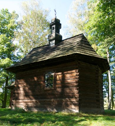 Zdjęcie nr 1: Kościół na podmurówce z kamienia łamanego, konstrukcji zrębowej, z belek o zróżnicowanych przekrojach, wiązanych w węgłach na jaskółczy ogon; orientowany, salowy; kruchta konstrukcji szkieletowej, szalowana deskami.
Kościół na planie prostokąta zamkniętego trójbocznie. Od zachodu dostawiona kwadratowa kruchta-przedsionek. 
Wnętrze nakryte stropem belkowym z deskową podsufitką. Ściany pokryte listwowymi boazeriami. Posadzka kamienna, a w niej umieszczone trzy płyty nagrobne, kamienne. 
Dwa otwory okienne w ścianie południowej i północnej, w formie stojącego prostokąta zamkniętego łukiem odcinkowym, skrzynkowe, obwiedzione listwowymi opaskami, z kwaterowymi podziałami. Otwory wejściowe: w wejściu do przedsionka od zachodu drzwi dwuskrzydłowe, płycinowe w futrynie skrzynkowej; w przejściu do nawy drzwi deskowe-spągowe, dwuskrzydłowe, w odrzwiach belkowych. 
Kościół nakryty dachem siodłowym, jednokalenicowym, dwuspadowym, krytym gontem; o więźbie krokwiowo-siodłowej. Od zachodu nad korpusem i przedsionkiem wydatne daszki okapowe, kryte gontem. Szczyty szalowane deskami w układzie pionowym na styk, z listwowaniem. Nad nawą, na kalenicy wieżyczka na sygnaturkę z wydatnym z hełmem baniastym z latarnią, pobita blachą. 
