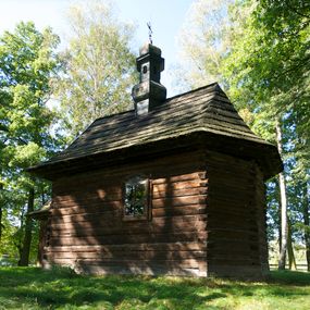 Zdjęcie nr 1: Kościół na podmurówce z kamienia łamanego, konstrukcji zrębowej, z belek o zróżnicowanych przekrojach, wiązanych w węgłach na jaskółczy ogon; orientowany, salowy; kruchta konstrukcji szkieletowej, szalowana deskami.
Kościół na planie prostokąta zamkniętego trójbocznie. Od zachodu dostawiona kwadratowa kruchta-przedsionek. 
Wnętrze nakryte stropem belkowym z deskową podsufitką. Ściany pokryte listwowymi boazeriami. Posadzka kamienna, a w niej umieszczone trzy płyty nagrobne, kamienne. 
Dwa otwory okienne w ścianie południowej i północnej, w formie stojącego prostokąta zamkniętego łukiem odcinkowym, skrzynkowe, obwiedzione listwowymi opaskami, z kwaterowymi podziałami. Otwory wejściowe: w wejściu do przedsionka od zachodu drzwi dwuskrzydłowe, płycinowe w futrynie skrzynkowej; w przejściu do nawy drzwi deskowe-spągowe, dwuskrzydłowe, w odrzwiach belkowych. 
Kościół nakryty dachem siodłowym, jednokalenicowym, dwuspadowym, krytym gontem; o więźbie krokwiowo-siodłowej. Od zachodu nad korpusem i przedsionkiem wydatne daszki okapowe, kryte gontem. Szczyty szalowane deskami w układzie pionowym na styk, z listwowaniem. Nad nawą, na kalenicy wieżyczka na sygnaturkę z wydatnym z hełmem baniastym z latarnią, pobita blachą. 
