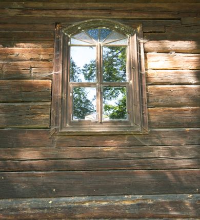 Zdjęcie nr 7: Kościół na podmurówce z kamienia łamanego, konstrukcji zrębowej, z belek o zróżnicowanych przekrojach, wiązanych w węgłach na jaskółczy ogon; orientowany, salowy; kruchta konstrukcji szkieletowej, szalowana deskami.
Kościół na planie prostokąta zamkniętego trójbocznie. Od zachodu dostawiona kwadratowa kruchta-przedsionek. 
Wnętrze nakryte stropem belkowym z deskową podsufitką. Ściany pokryte listwowymi boazeriami. Posadzka kamienna, a w niej umieszczone trzy płyty nagrobne, kamienne. 
Dwa otwory okienne w ścianie południowej i północnej, w formie stojącego prostokąta zamkniętego łukiem odcinkowym, skrzynkowe, obwiedzione listwowymi opaskami, z kwaterowymi podziałami. Otwory wejściowe: w wejściu do przedsionka od zachodu drzwi dwuskrzydłowe, płycinowe w futrynie skrzynkowej; w przejściu do nawy drzwi deskowe-spągowe, dwuskrzydłowe, w odrzwiach belkowych. 
Kościół nakryty dachem siodłowym, jednokalenicowym, dwuspadowym, krytym gontem; o więźbie krokwiowo-siodłowej. Od zachodu nad korpusem i przedsionkiem wydatne daszki okapowe, kryte gontem. Szczyty szalowane deskami w układzie pionowym na styk, z listwowaniem. Nad nawą, na kalenicy wieżyczka na sygnaturkę z wydatnym z hełmem baniastym z latarnią, pobita blachą. 
