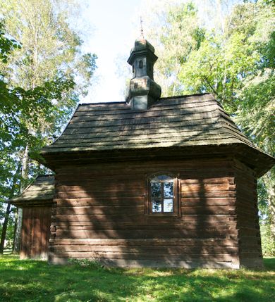 Zdjęcie nr 6: Kościół na podmurówce z kamienia łamanego, konstrukcji zrębowej, z belek o zróżnicowanych przekrojach, wiązanych w węgłach na jaskółczy ogon; orientowany, salowy; kruchta konstrukcji szkieletowej, szalowana deskami.
Kościół na planie prostokąta zamkniętego trójbocznie. Od zachodu dostawiona kwadratowa kruchta-przedsionek. 
Wnętrze nakryte stropem belkowym z deskową podsufitką. Ściany pokryte listwowymi boazeriami. Posadzka kamienna, a w niej umieszczone trzy płyty nagrobne, kamienne. 
Dwa otwory okienne w ścianie południowej i północnej, w formie stojącego prostokąta zamkniętego łukiem odcinkowym, skrzynkowe, obwiedzione listwowymi opaskami, z kwaterowymi podziałami. Otwory wejściowe: w wejściu do przedsionka od zachodu drzwi dwuskrzydłowe, płycinowe w futrynie skrzynkowej; w przejściu do nawy drzwi deskowe-spągowe, dwuskrzydłowe, w odrzwiach belkowych. 
Kościół nakryty dachem siodłowym, jednokalenicowym, dwuspadowym, krytym gontem; o więźbie krokwiowo-siodłowej. Od zachodu nad korpusem i przedsionkiem wydatne daszki okapowe, kryte gontem. Szczyty szalowane deskami w układzie pionowym na styk, z listwowaniem. Nad nawą, na kalenicy wieżyczka na sygnaturkę z wydatnym z hełmem baniastym z latarnią, pobita blachą. 
