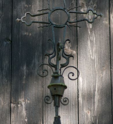 Zdjęcie nr 9: Kościół na podmurówce z kamienia łamanego, konstrukcji zrębowej, z belek o zróżnicowanych przekrojach, wiązanych w węgłach na jaskółczy ogon; orientowany, salowy; kruchta konstrukcji szkieletowej, szalowana deskami.
Kościół na planie prostokąta zamkniętego trójbocznie. Od zachodu dostawiona kwadratowa kruchta-przedsionek. 
Wnętrze nakryte stropem belkowym z deskową podsufitką. Ściany pokryte listwowymi boazeriami. Posadzka kamienna, a w niej umieszczone trzy płyty nagrobne, kamienne. 
Dwa otwory okienne w ścianie południowej i północnej, w formie stojącego prostokąta zamkniętego łukiem odcinkowym, skrzynkowe, obwiedzione listwowymi opaskami, z kwaterowymi podziałami. Otwory wejściowe: w wejściu do przedsionka od zachodu drzwi dwuskrzydłowe, płycinowe w futrynie skrzynkowej; w przejściu do nawy drzwi deskowe-spągowe, dwuskrzydłowe, w odrzwiach belkowych. 
Kościół nakryty dachem siodłowym, jednokalenicowym, dwuspadowym, krytym gontem; o więźbie krokwiowo-siodłowej. Od zachodu nad korpusem i przedsionkiem wydatne daszki okapowe, kryte gontem. Szczyty szalowane deskami w układzie pionowym na styk, z listwowaniem. Nad nawą, na kalenicy wieżyczka na sygnaturkę z wydatnym z hełmem baniastym z latarnią, pobita blachą. 
