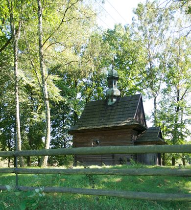 Zdjęcie nr 8: Kościół na podmurówce z kamienia łamanego, konstrukcji zrębowej, z belek o zróżnicowanych przekrojach, wiązanych w węgłach na jaskółczy ogon; orientowany, salowy; kruchta konstrukcji szkieletowej, szalowana deskami.
Kościół na planie prostokąta zamkniętego trójbocznie. Od zachodu dostawiona kwadratowa kruchta-przedsionek. 
Wnętrze nakryte stropem belkowym z deskową podsufitką. Ściany pokryte listwowymi boazeriami. Posadzka kamienna, a w niej umieszczone trzy płyty nagrobne, kamienne. 
Dwa otwory okienne w ścianie południowej i północnej, w formie stojącego prostokąta zamkniętego łukiem odcinkowym, skrzynkowe, obwiedzione listwowymi opaskami, z kwaterowymi podziałami. Otwory wejściowe: w wejściu do przedsionka od zachodu drzwi dwuskrzydłowe, płycinowe w futrynie skrzynkowej; w przejściu do nawy drzwi deskowe-spągowe, dwuskrzydłowe, w odrzwiach belkowych. 
Kościół nakryty dachem siodłowym, jednokalenicowym, dwuspadowym, krytym gontem; o więźbie krokwiowo-siodłowej. Od zachodu nad korpusem i przedsionkiem wydatne daszki okapowe, kryte gontem. Szczyty szalowane deskami w układzie pionowym na styk, z listwowaniem. Nad nawą, na kalenicy wieżyczka na sygnaturkę z wydatnym z hełmem baniastym z latarnią, pobita blachą. 
