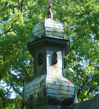 Zdjęcie nr 10: Kościół na podmurówce z kamienia łamanego, konstrukcji zrębowej, z belek o zróżnicowanych przekrojach, wiązanych w węgłach na jaskółczy ogon; orientowany, salowy; kruchta konstrukcji szkieletowej, szalowana deskami.
Kościół na planie prostokąta zamkniętego trójbocznie. Od zachodu dostawiona kwadratowa kruchta-przedsionek. 
Wnętrze nakryte stropem belkowym z deskową podsufitką. Ściany pokryte listwowymi boazeriami. Posadzka kamienna, a w niej umieszczone trzy płyty nagrobne, kamienne. 
Dwa otwory okienne w ścianie południowej i północnej, w formie stojącego prostokąta zamkniętego łukiem odcinkowym, skrzynkowe, obwiedzione listwowymi opaskami, z kwaterowymi podziałami. Otwory wejściowe: w wejściu do przedsionka od zachodu drzwi dwuskrzydłowe, płycinowe w futrynie skrzynkowej; w przejściu do nawy drzwi deskowe-spągowe, dwuskrzydłowe, w odrzwiach belkowych. 
Kościół nakryty dachem siodłowym, jednokalenicowym, dwuspadowym, krytym gontem; o więźbie krokwiowo-siodłowej. Od zachodu nad korpusem i przedsionkiem wydatne daszki okapowe, kryte gontem. Szczyty szalowane deskami w układzie pionowym na styk, z listwowaniem. Nad nawą, na kalenicy wieżyczka na sygnaturkę z wydatnym z hełmem baniastym z latarnią, pobita blachą. 
