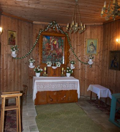 Zdjęcie nr 14: Kościół na podmurówce z kamienia łamanego, konstrukcji zrębowej, z belek o zróżnicowanych przekrojach, wiązanych w węgłach na jaskółczy ogon; orientowany, salowy; kruchta konstrukcji szkieletowej, szalowana deskami.
Kościół na planie prostokąta zamkniętego trójbocznie. Od zachodu dostawiona kwadratowa kruchta-przedsionek. 
Wnętrze nakryte stropem belkowym z deskową podsufitką. Ściany pokryte listwowymi boazeriami. Posadzka kamienna, a w niej umieszczone trzy płyty nagrobne, kamienne. 
Dwa otwory okienne w ścianie południowej i północnej, w formie stojącego prostokąta zamkniętego łukiem odcinkowym, skrzynkowe, obwiedzione listwowymi opaskami, z kwaterowymi podziałami. Otwory wejściowe: w wejściu do przedsionka od zachodu drzwi dwuskrzydłowe, płycinowe w futrynie skrzynkowej; w przejściu do nawy drzwi deskowe-spągowe, dwuskrzydłowe, w odrzwiach belkowych. 
Kościół nakryty dachem siodłowym, jednokalenicowym, dwuspadowym, krytym gontem; o więźbie krokwiowo-siodłowej. Od zachodu nad korpusem i przedsionkiem wydatne daszki okapowe, kryte gontem. Szczyty szalowane deskami w układzie pionowym na styk, z listwowaniem. Nad nawą, na kalenicy wieżyczka na sygnaturkę z wydatnym z hełmem baniastym z latarnią, pobita blachą. 
