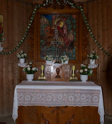 Zdjęcie nr 13: Kościół na podmurówce z kamienia łamanego, konstrukcji zrębowej, z belek o zróżnicowanych przekrojach, wiązanych w węgłach na jaskółczy ogon; orientowany, salowy; kruchta konstrukcji szkieletowej, szalowana deskami.
Kościół na planie prostokąta zamkniętego trójbocznie. Od zachodu dostawiona kwadratowa kruchta-przedsionek. 
Wnętrze nakryte stropem belkowym z deskową podsufitką. Ściany pokryte listwowymi boazeriami. Posadzka kamienna, a w niej umieszczone trzy płyty nagrobne, kamienne. 
Dwa otwory okienne w ścianie południowej i północnej, w formie stojącego prostokąta zamkniętego łukiem odcinkowym, skrzynkowe, obwiedzione listwowymi opaskami, z kwaterowymi podziałami. Otwory wejściowe: w wejściu do przedsionka od zachodu drzwi dwuskrzydłowe, płycinowe w futrynie skrzynkowej; w przejściu do nawy drzwi deskowe-spągowe, dwuskrzydłowe, w odrzwiach belkowych. 
Kościół nakryty dachem siodłowym, jednokalenicowym, dwuspadowym, krytym gontem; o więźbie krokwiowo-siodłowej. Od zachodu nad korpusem i przedsionkiem wydatne daszki okapowe, kryte gontem. Szczyty szalowane deskami w układzie pionowym na styk, z listwowaniem. Nad nawą, na kalenicy wieżyczka na sygnaturkę z wydatnym z hełmem baniastym z latarnią, pobita blachą. 
