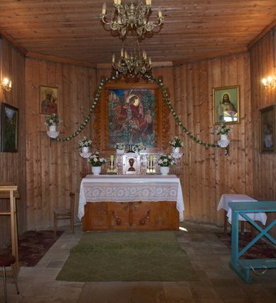 Zdjęcie nr 15: Kościół na podmurówce z kamienia łamanego, konstrukcji zrębowej, z belek o zróżnicowanych przekrojach, wiązanych w węgłach na jaskółczy ogon; orientowany, salowy; kruchta konstrukcji szkieletowej, szalowana deskami.
Kościół na planie prostokąta zamkniętego trójbocznie. Od zachodu dostawiona kwadratowa kruchta-przedsionek. 
Wnętrze nakryte stropem belkowym z deskową podsufitką. Ściany pokryte listwowymi boazeriami. Posadzka kamienna, a w niej umieszczone trzy płyty nagrobne, kamienne. 
Dwa otwory okienne w ścianie południowej i północnej, w formie stojącego prostokąta zamkniętego łukiem odcinkowym, skrzynkowe, obwiedzione listwowymi opaskami, z kwaterowymi podziałami. Otwory wejściowe: w wejściu do przedsionka od zachodu drzwi dwuskrzydłowe, płycinowe w futrynie skrzynkowej; w przejściu do nawy drzwi deskowe-spągowe, dwuskrzydłowe, w odrzwiach belkowych. 
Kościół nakryty dachem siodłowym, jednokalenicowym, dwuspadowym, krytym gontem; o więźbie krokwiowo-siodłowej. Od zachodu nad korpusem i przedsionkiem wydatne daszki okapowe, kryte gontem. Szczyty szalowane deskami w układzie pionowym na styk, z listwowaniem. Nad nawą, na kalenicy wieżyczka na sygnaturkę z wydatnym z hełmem baniastym z latarnią, pobita blachą. 
