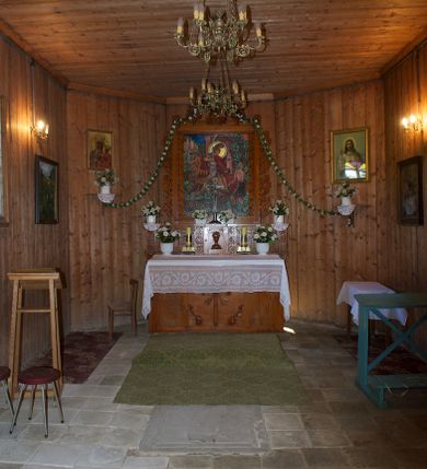 Zdjęcie nr 16: Kościół na podmurówce z kamienia łamanego, konstrukcji zrębowej, z belek o zróżnicowanych przekrojach, wiązanych w węgłach na jaskółczy ogon; orientowany, salowy; kruchta konstrukcji szkieletowej, szalowana deskami.
Kościół na planie prostokąta zamkniętego trójbocznie. Od zachodu dostawiona kwadratowa kruchta-przedsionek. 
Wnętrze nakryte stropem belkowym z deskową podsufitką. Ściany pokryte listwowymi boazeriami. Posadzka kamienna, a w niej umieszczone trzy płyty nagrobne, kamienne. 
Dwa otwory okienne w ścianie południowej i północnej, w formie stojącego prostokąta zamkniętego łukiem odcinkowym, skrzynkowe, obwiedzione listwowymi opaskami, z kwaterowymi podziałami. Otwory wejściowe: w wejściu do przedsionka od zachodu drzwi dwuskrzydłowe, płycinowe w futrynie skrzynkowej; w przejściu do nawy drzwi deskowe-spągowe, dwuskrzydłowe, w odrzwiach belkowych. 
Kościół nakryty dachem siodłowym, jednokalenicowym, dwuspadowym, krytym gontem; o więźbie krokwiowo-siodłowej. Od zachodu nad korpusem i przedsionkiem wydatne daszki okapowe, kryte gontem. Szczyty szalowane deskami w układzie pionowym na styk, z listwowaniem. Nad nawą, na kalenicy wieżyczka na sygnaturkę z wydatnym z hełmem baniastym z latarnią, pobita blachą. 
