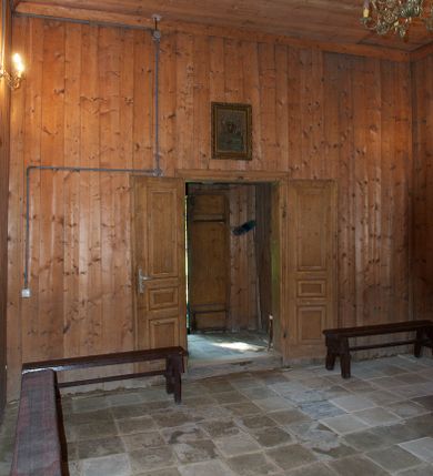 Zdjęcie nr 18: Kościół na podmurówce z kamienia łamanego, konstrukcji zrębowej, z belek o zróżnicowanych przekrojach, wiązanych w węgłach na jaskółczy ogon; orientowany, salowy; kruchta konstrukcji szkieletowej, szalowana deskami.
Kościół na planie prostokąta zamkniętego trójbocznie. Od zachodu dostawiona kwadratowa kruchta-przedsionek. 
Wnętrze nakryte stropem belkowym z deskową podsufitką. Ściany pokryte listwowymi boazeriami. Posadzka kamienna, a w niej umieszczone trzy płyty nagrobne, kamienne. 
Dwa otwory okienne w ścianie południowej i północnej, w formie stojącego prostokąta zamkniętego łukiem odcinkowym, skrzynkowe, obwiedzione listwowymi opaskami, z kwaterowymi podziałami. Otwory wejściowe: w wejściu do przedsionka od zachodu drzwi dwuskrzydłowe, płycinowe w futrynie skrzynkowej; w przejściu do nawy drzwi deskowe-spągowe, dwuskrzydłowe, w odrzwiach belkowych. 
Kościół nakryty dachem siodłowym, jednokalenicowym, dwuspadowym, krytym gontem; o więźbie krokwiowo-siodłowej. Od zachodu nad korpusem i przedsionkiem wydatne daszki okapowe, kryte gontem. Szczyty szalowane deskami w układzie pionowym na styk, z listwowaniem. Nad nawą, na kalenicy wieżyczka na sygnaturkę z wydatnym z hełmem baniastym z latarnią, pobita blachą. 
