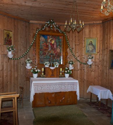 Zdjęcie nr 17: Kościół na podmurówce z kamienia łamanego, konstrukcji zrębowej, z belek o zróżnicowanych przekrojach, wiązanych w węgłach na jaskółczy ogon; orientowany, salowy; kruchta konstrukcji szkieletowej, szalowana deskami.
Kościół na planie prostokąta zamkniętego trójbocznie. Od zachodu dostawiona kwadratowa kruchta-przedsionek. 
Wnętrze nakryte stropem belkowym z deskową podsufitką. Ściany pokryte listwowymi boazeriami. Posadzka kamienna, a w niej umieszczone trzy płyty nagrobne, kamienne. 
Dwa otwory okienne w ścianie południowej i północnej, w formie stojącego prostokąta zamkniętego łukiem odcinkowym, skrzynkowe, obwiedzione listwowymi opaskami, z kwaterowymi podziałami. Otwory wejściowe: w wejściu do przedsionka od zachodu drzwi dwuskrzydłowe, płycinowe w futrynie skrzynkowej; w przejściu do nawy drzwi deskowe-spągowe, dwuskrzydłowe, w odrzwiach belkowych. 
Kościół nakryty dachem siodłowym, jednokalenicowym, dwuspadowym, krytym gontem; o więźbie krokwiowo-siodłowej. Od zachodu nad korpusem i przedsionkiem wydatne daszki okapowe, kryte gontem. Szczyty szalowane deskami w układzie pionowym na styk, z listwowaniem. Nad nawą, na kalenicy wieżyczka na sygnaturkę z wydatnym z hełmem baniastym z latarnią, pobita blachą. 
