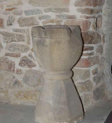 Zdjęcie nr 1: Chrzcielnica o przekroju ośmiobocznym, trzon na niskim cokole, zwężający się ku górze, ujęty profilowanym wałkiem. Czara ośmioboczna, lekko wypukła, z wyodrębnionym brzegiem, dekorowanym czterema zagłębieniami w kształcie litery „V”.  
